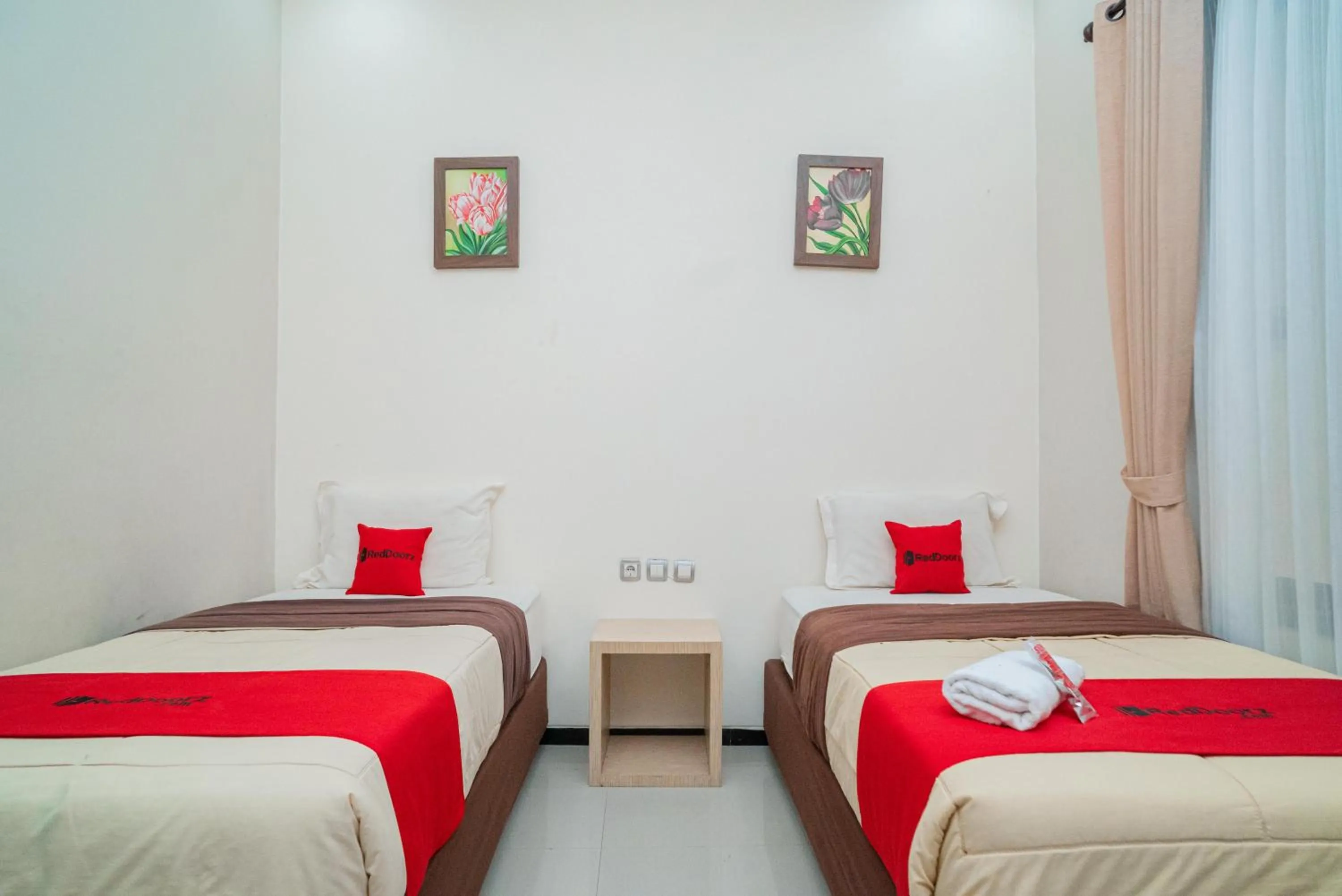 Bedroom, Bed in RedDoorz Plus Syariah @ Jalan Dokter Wahidin Bojonegoro