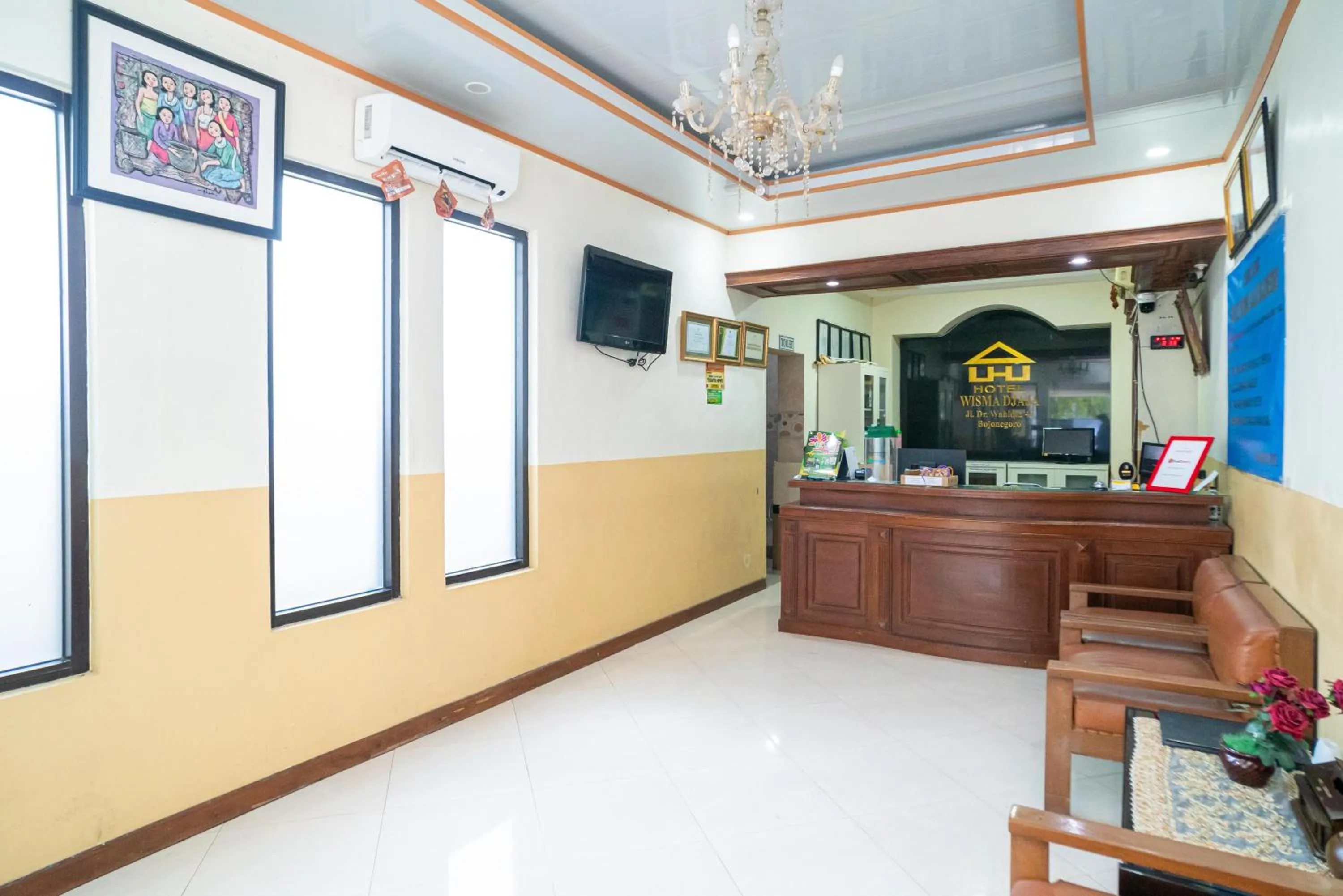 Lobby or reception in RedDoorz Plus Syariah @ Jalan Dokter Wahidin Bojonegoro