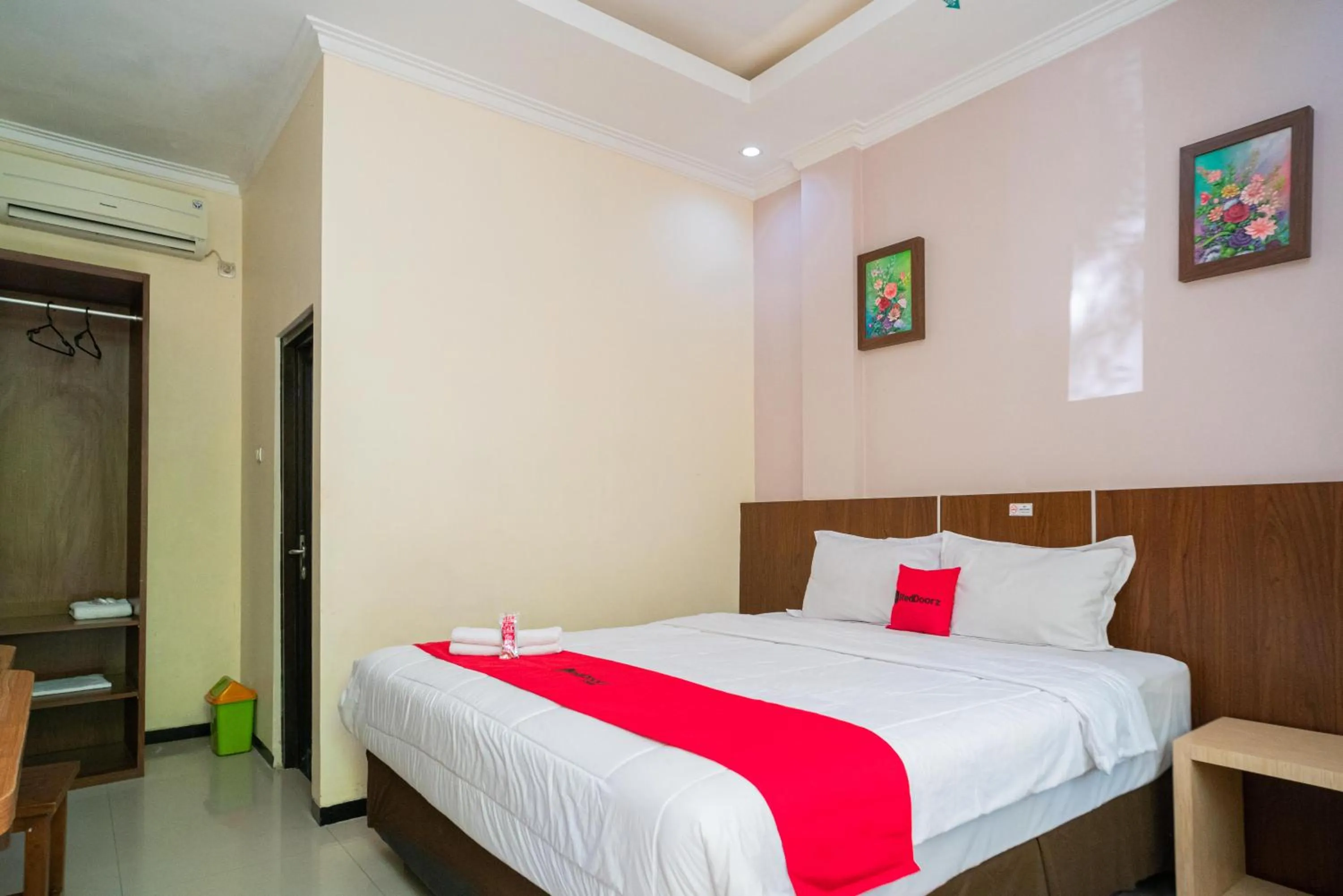 Bedroom, Bed in RedDoorz Plus Syariah @ Jalan Dokter Wahidin Bojonegoro
