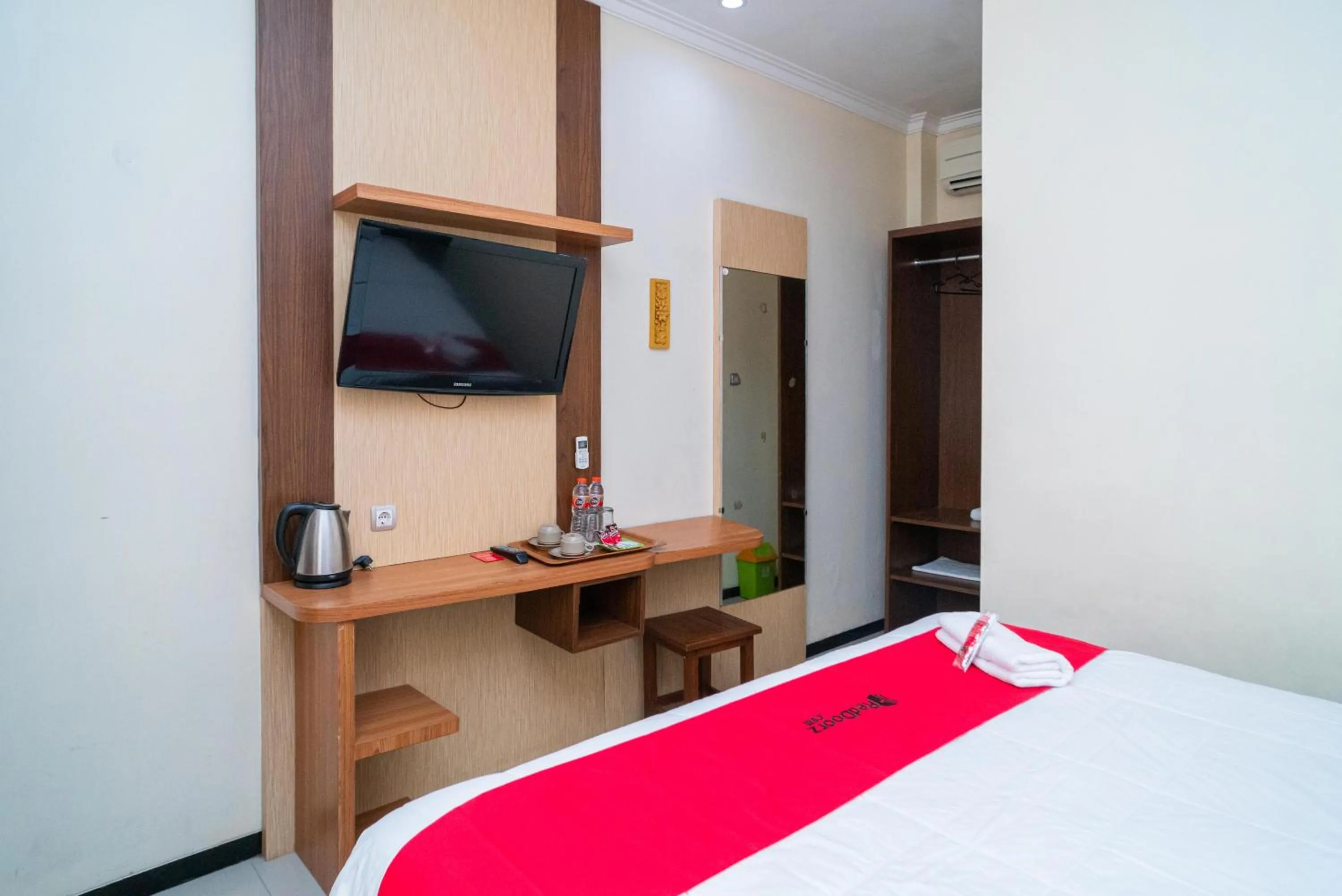 Bedroom, Bed in RedDoorz Plus Syariah @ Jalan Dokter Wahidin Bojonegoro