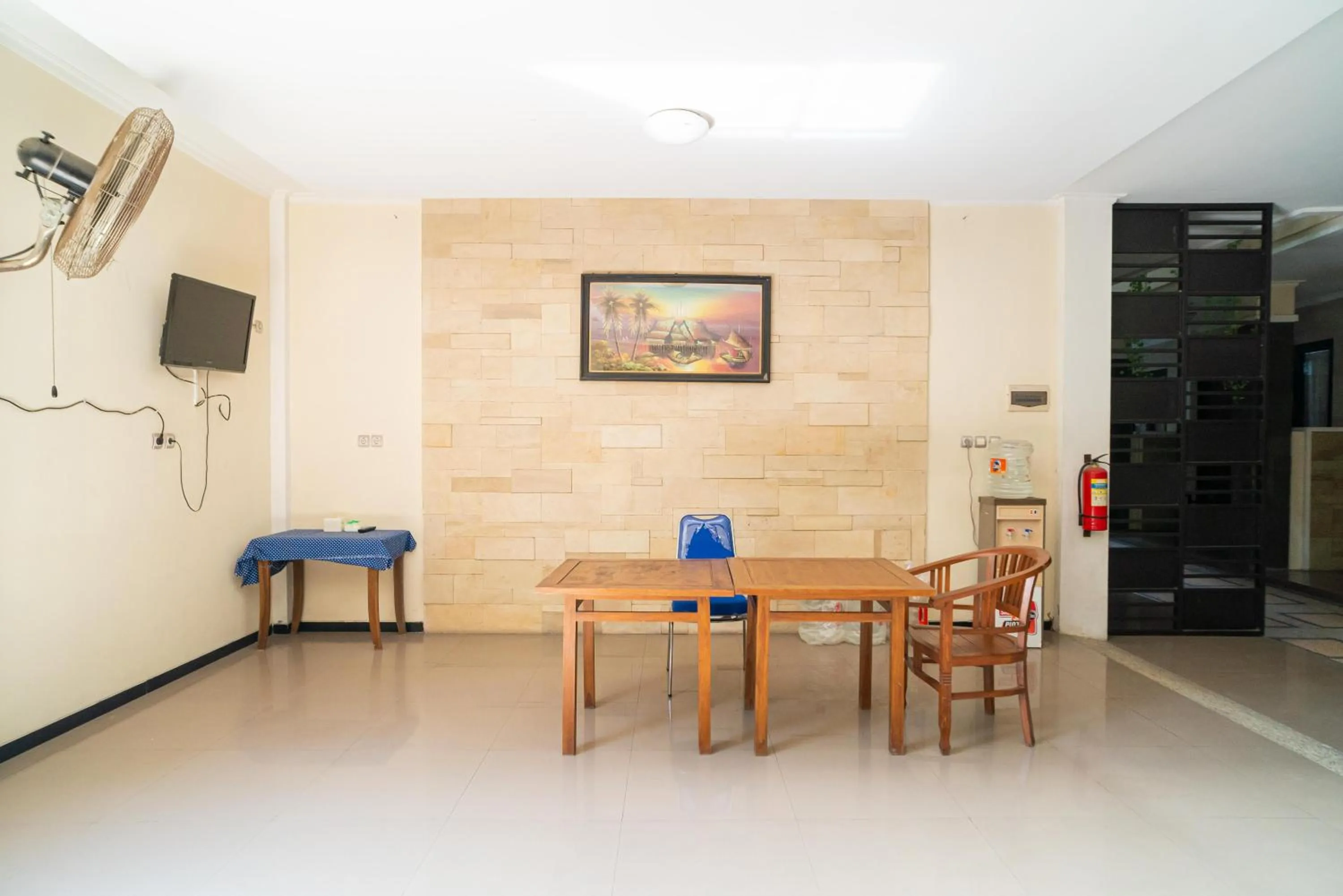 Seating area in RedDoorz Plus Syariah @ Jalan Dokter Wahidin Bojonegoro