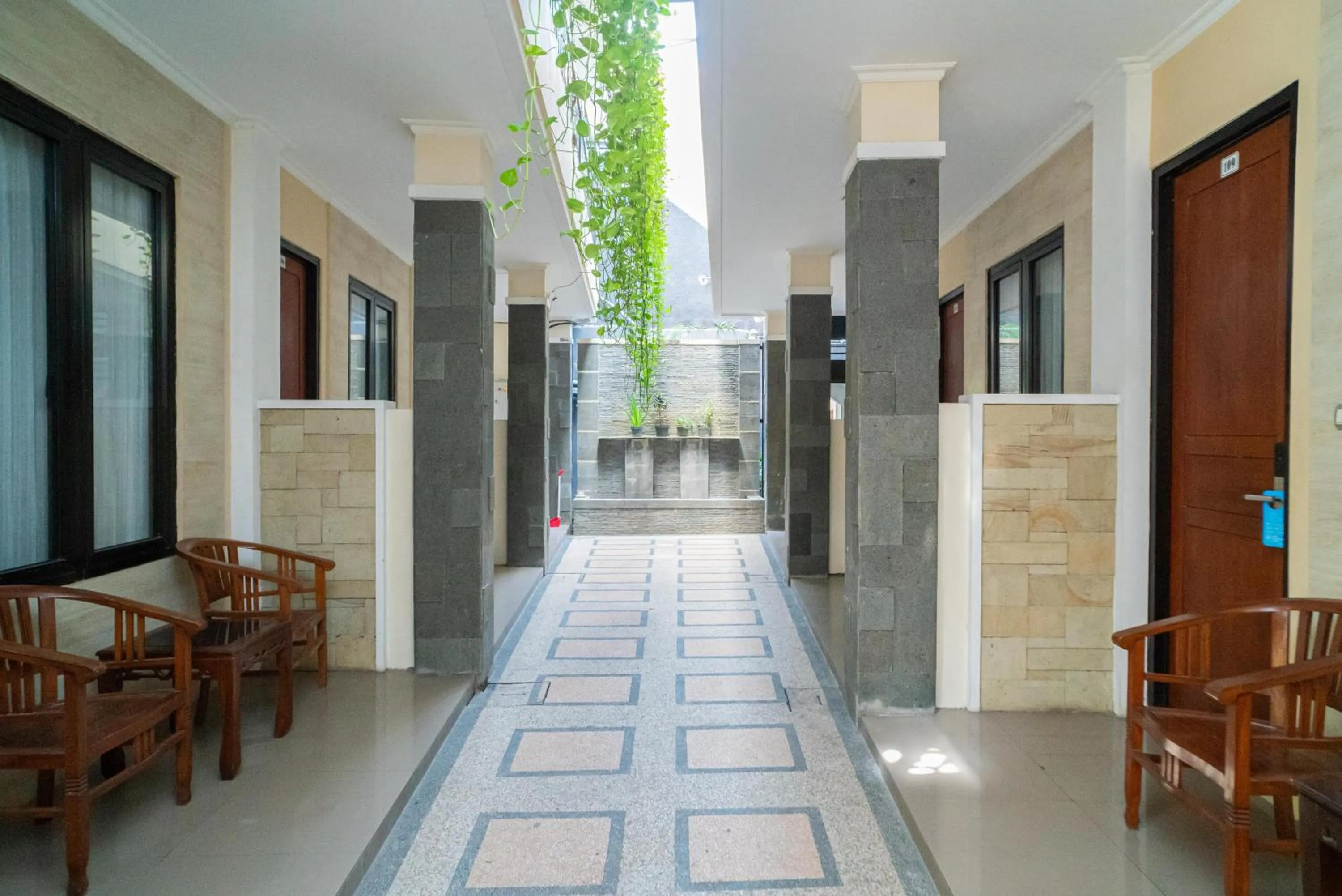 Patio in RedDoorz Plus Syariah @ Jalan Dokter Wahidin Bojonegoro