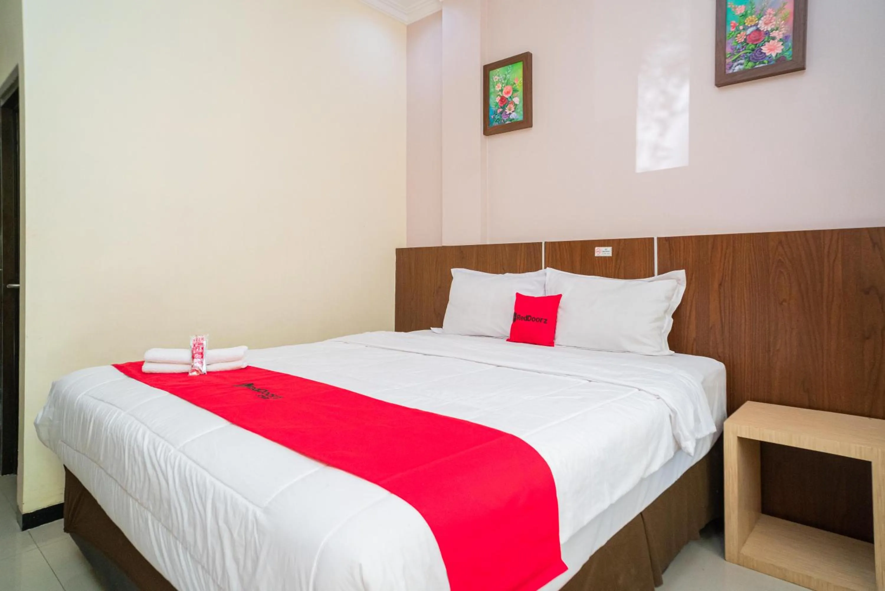 Bedroom, Bed in RedDoorz Plus Syariah @ Jalan Dokter Wahidin Bojonegoro