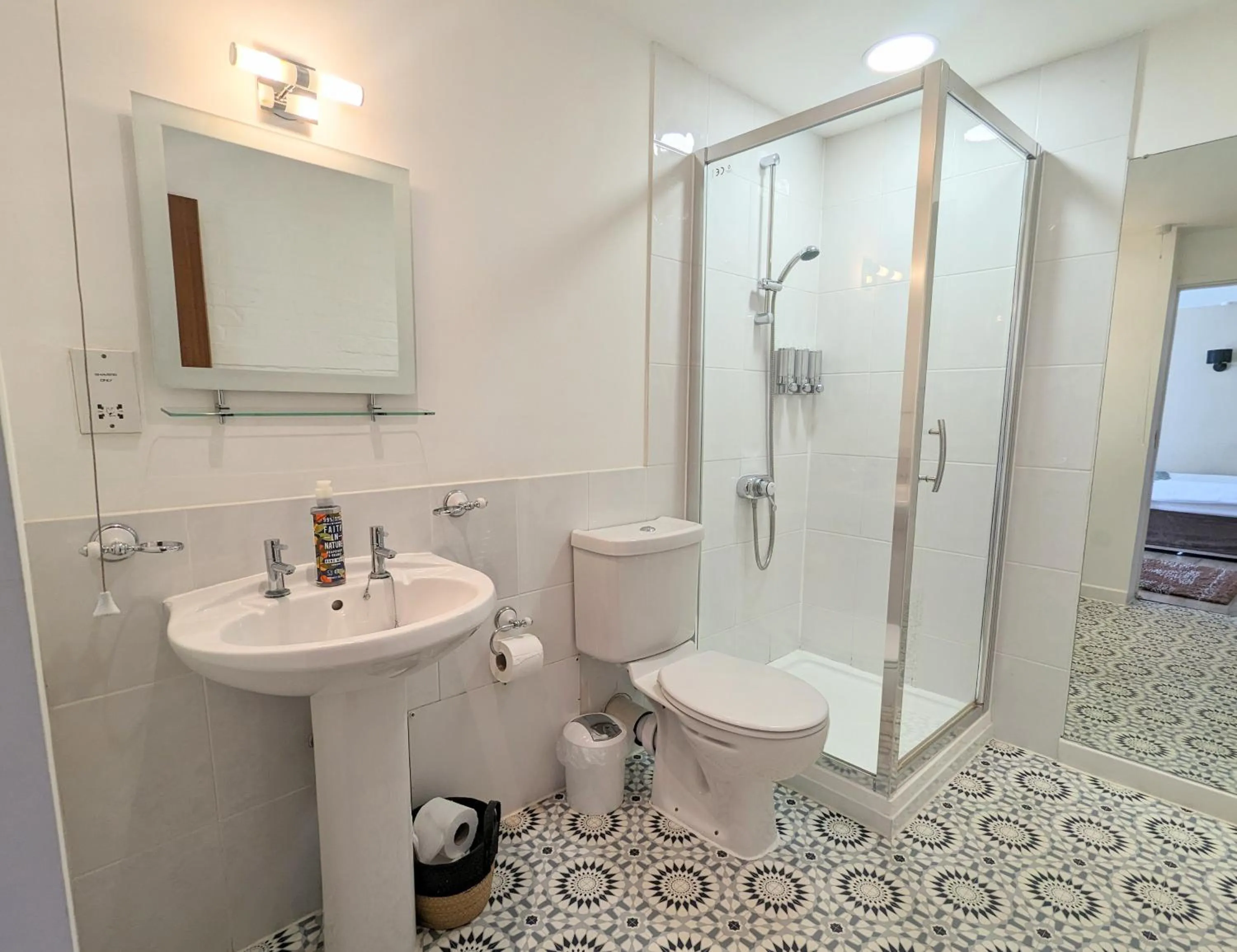 Shower in Kingfisher Barn