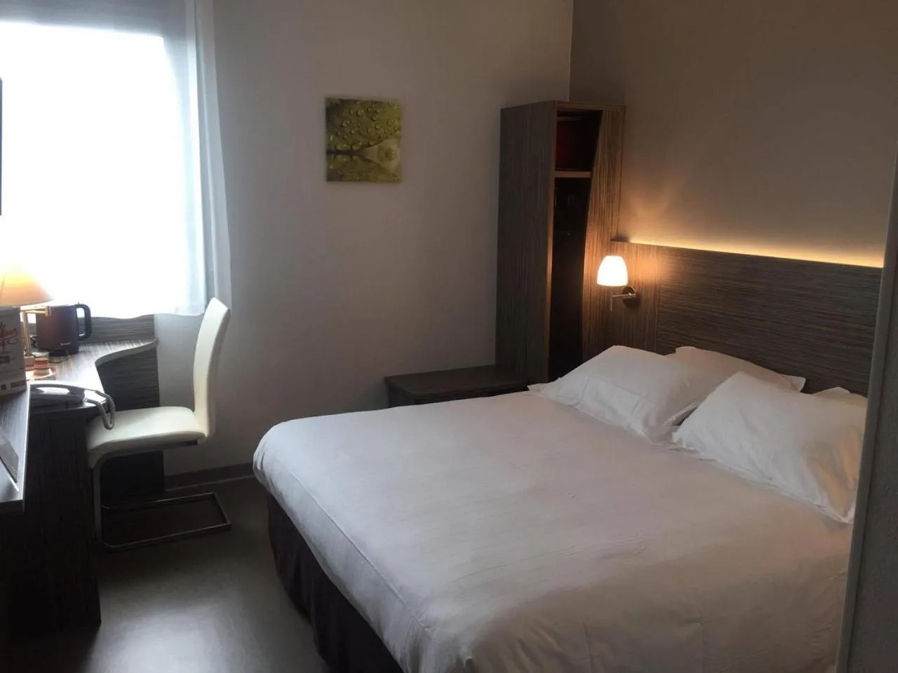 Coffee/tea facilities, Bed in Kyriad Saint Chély d'Apcher - Aire de la Lozère