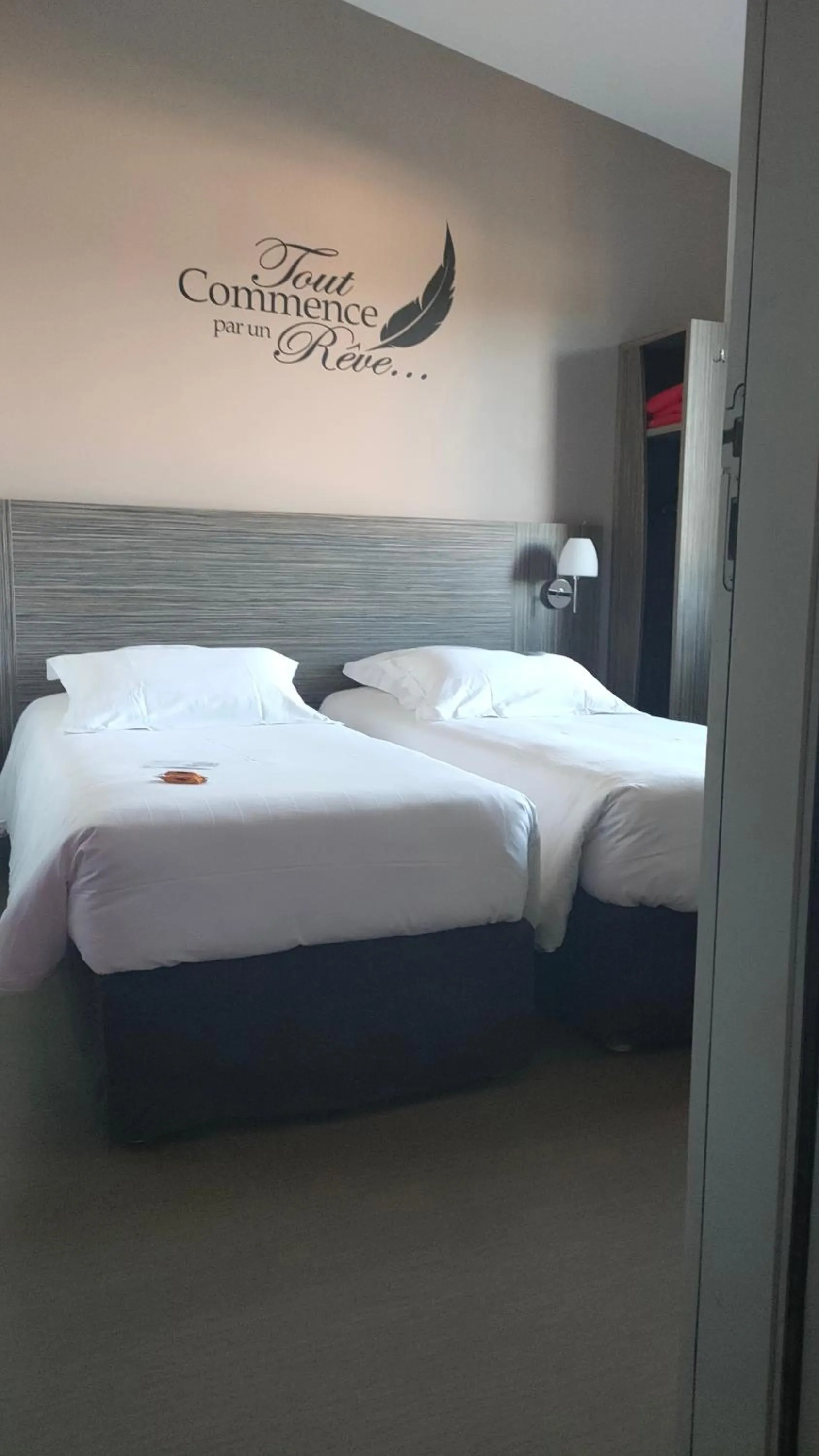 Bedroom, Bed in Kyriad Saint Chély d'Apcher - Aire de la Lozère