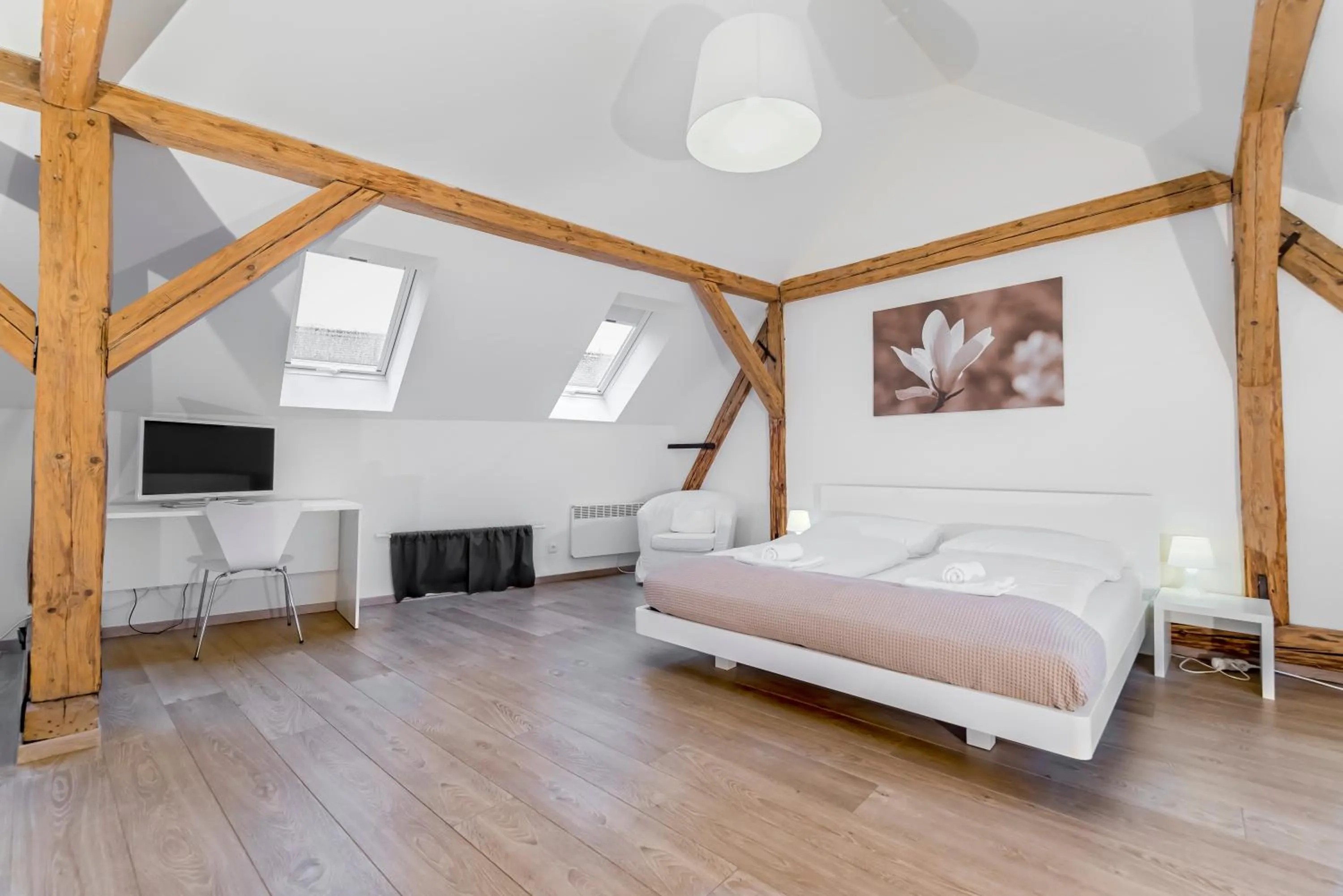 TV and multimedia, Bed in TGM Hotel Residence