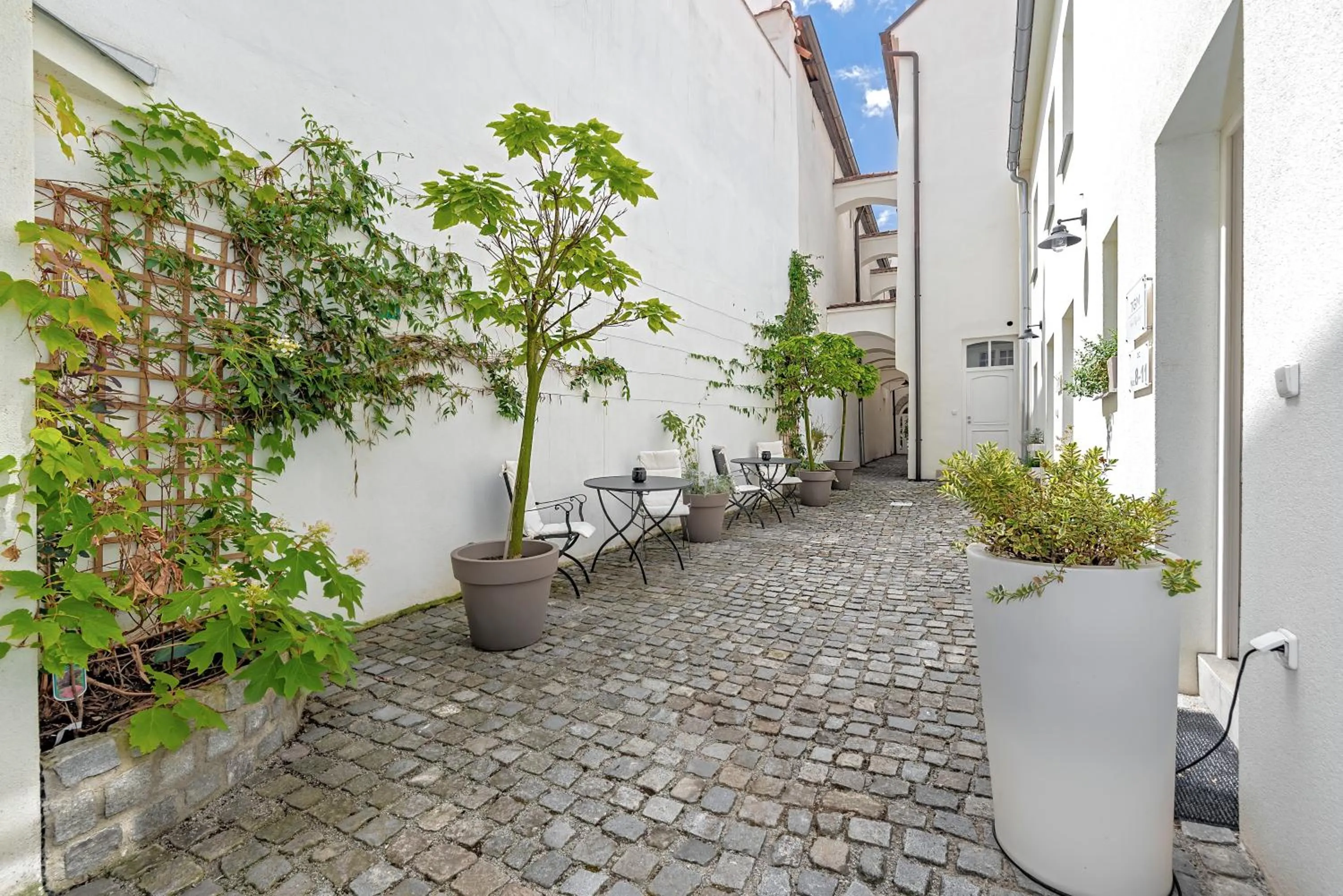 Facade/entrance in TGM Hotel Residence