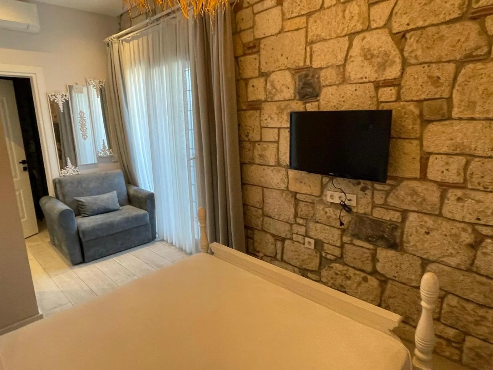 Photo of the whole room, Bed in Chloe hotel Alacati