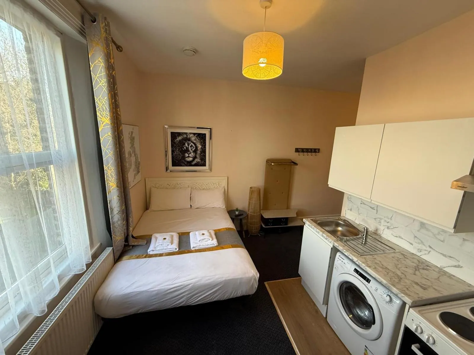 Kitchen or kitchenette, Bed in United Lodge Hotel