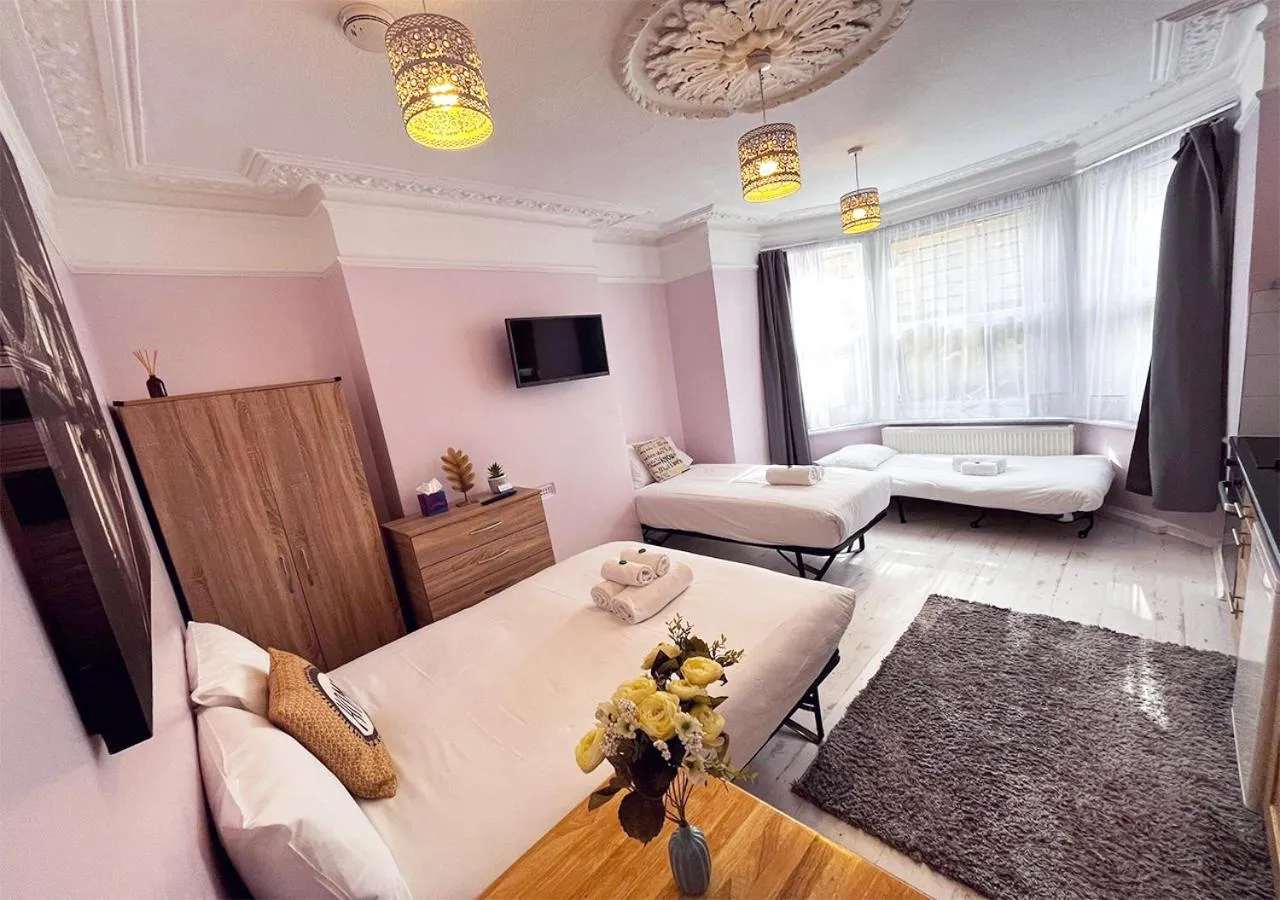 Photo of the whole room, Bed in United Lodge Hotel