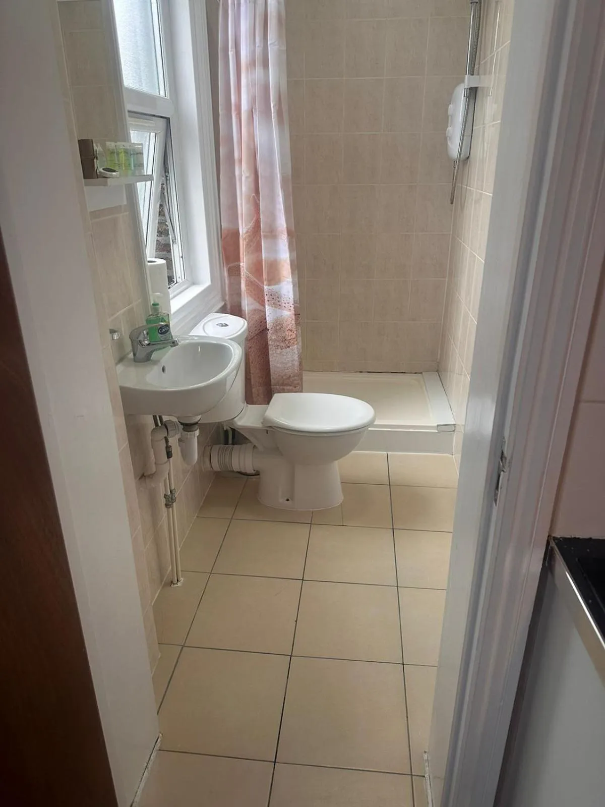 Shower in United Lodge Hotel