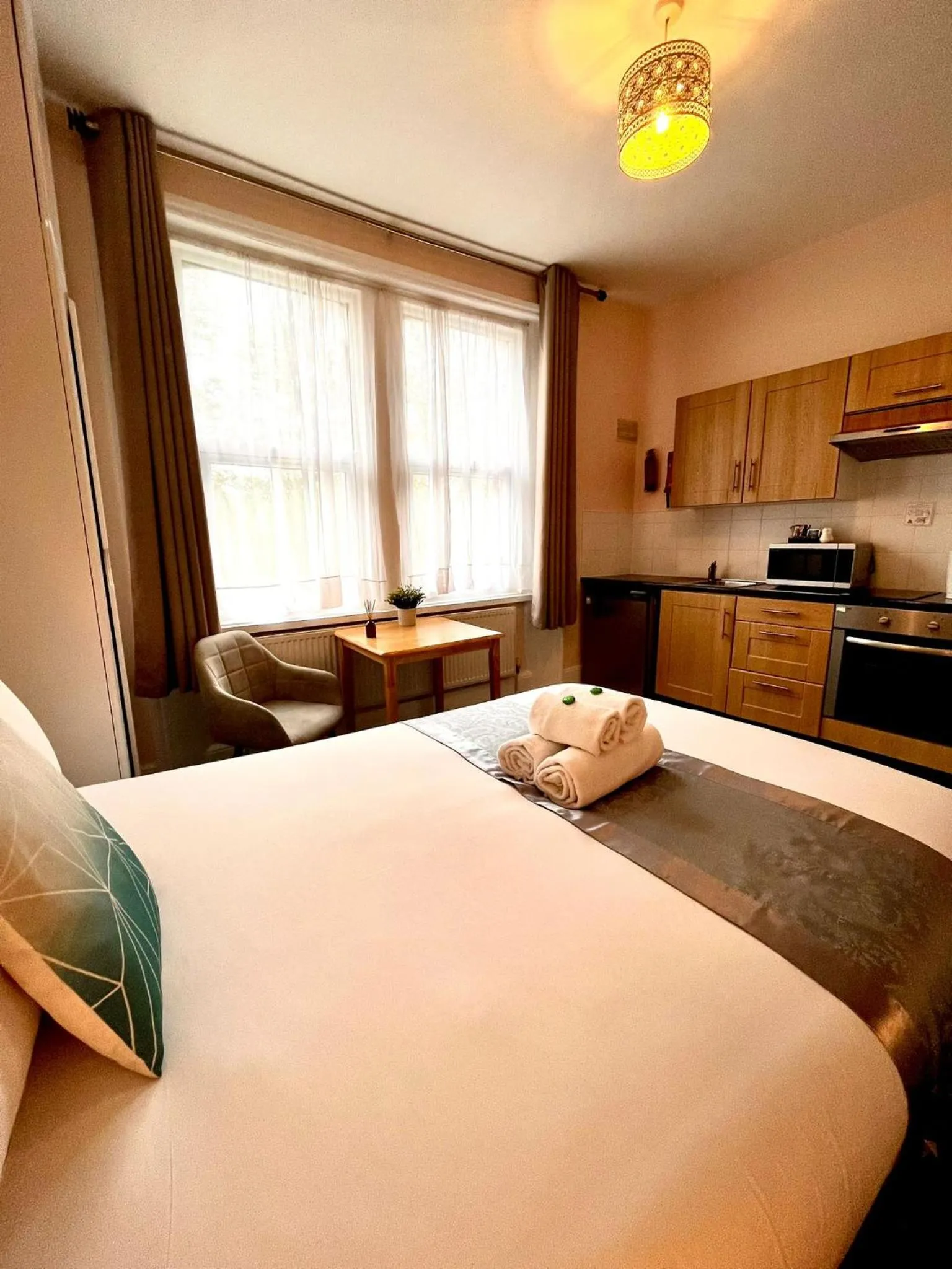 Kitchen or kitchenette, Bed in United Lodge Hotel
