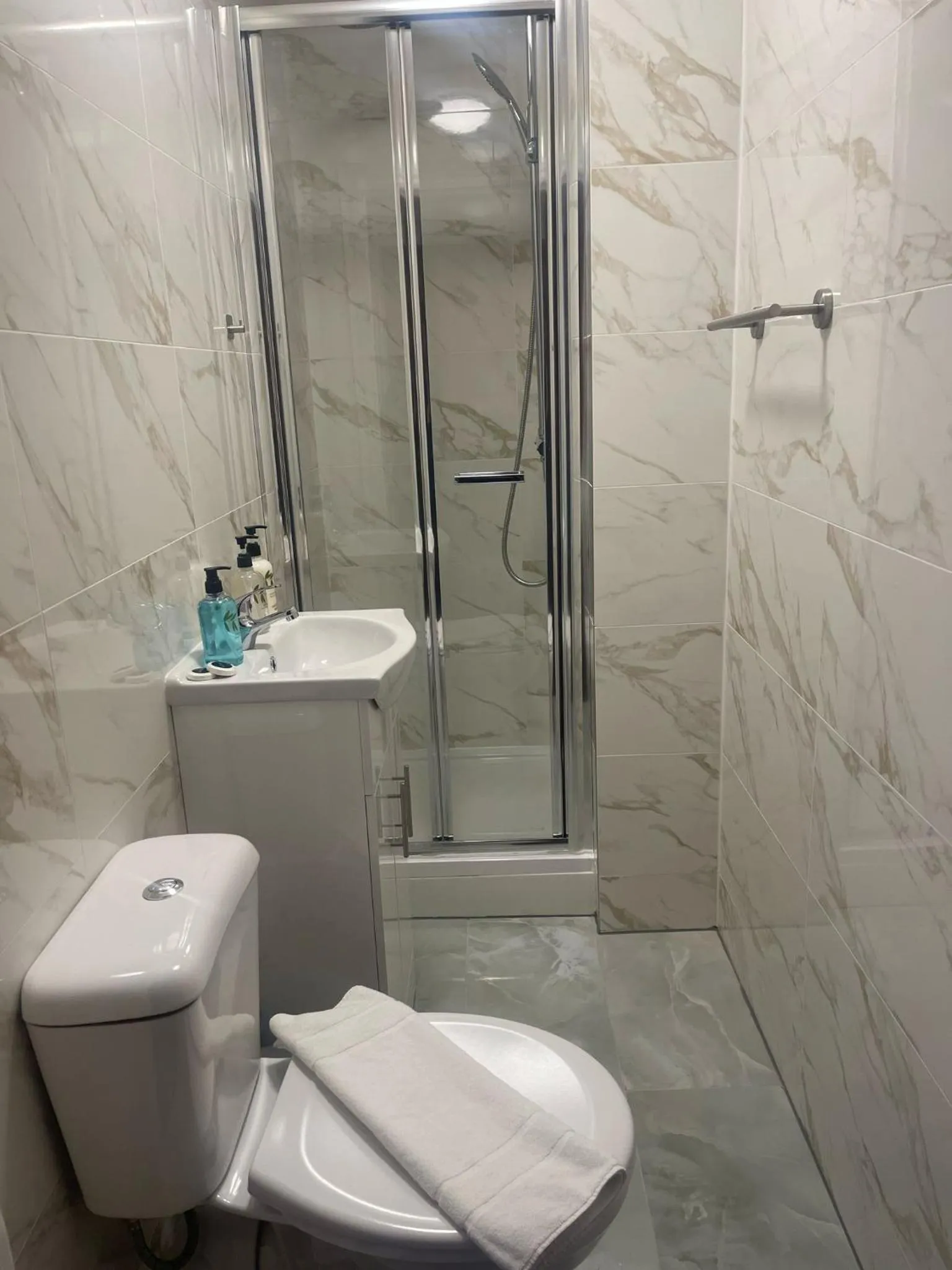 Shower in United Lodge Hotel