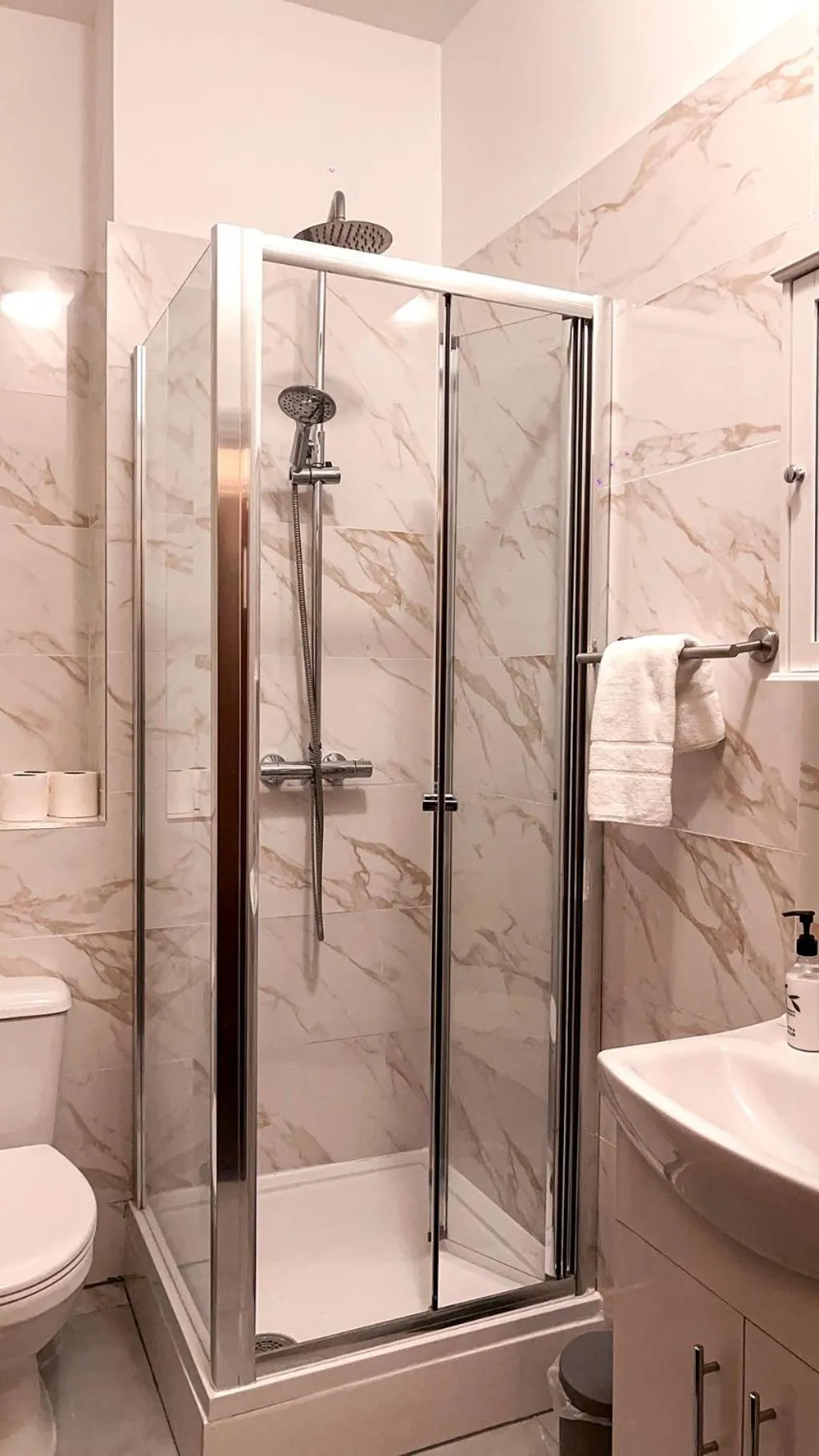 Shower in United Lodge Hotel