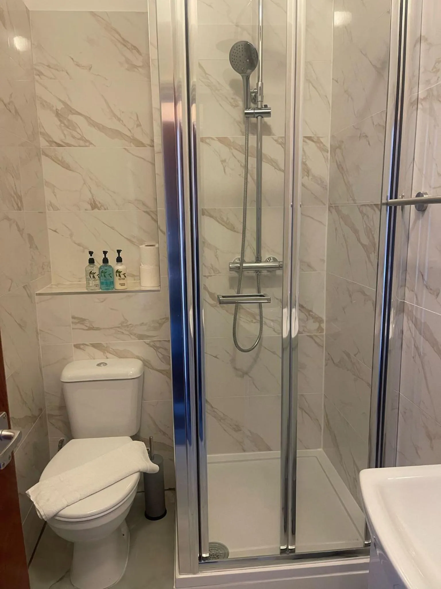 Shower in United Lodge Hotel
