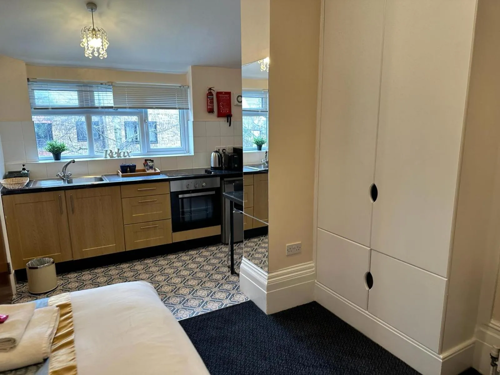 Kitchen or kitchenette, Bed in United Lodge Hotel
