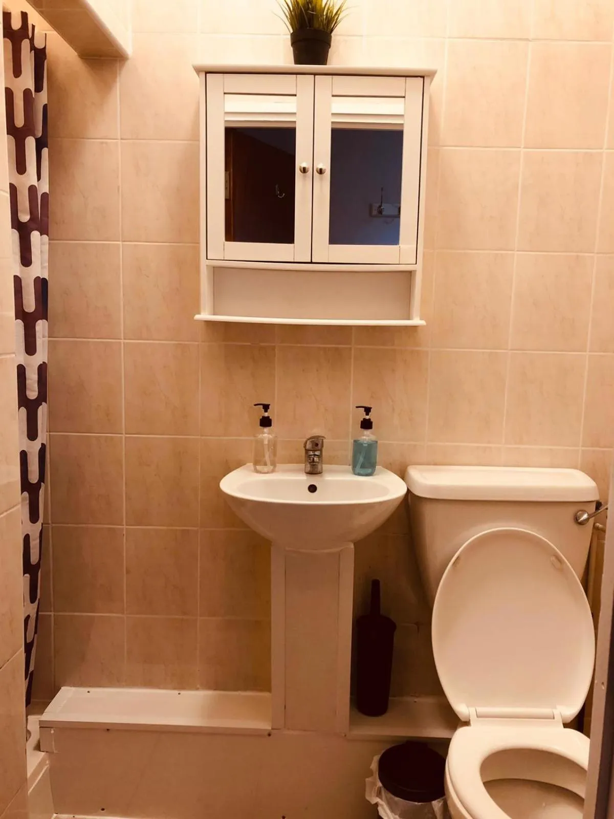 Shower in United Lodge Hotel