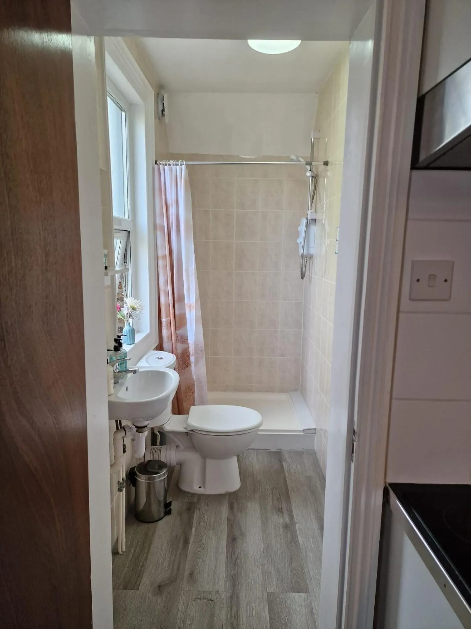 Shower in United Lodge Hotel