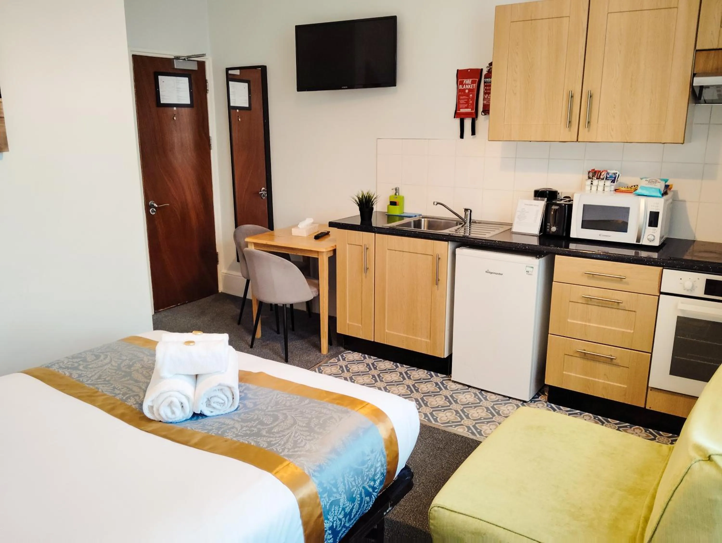 TV and multimedia, Bed in United Lodge Hotel