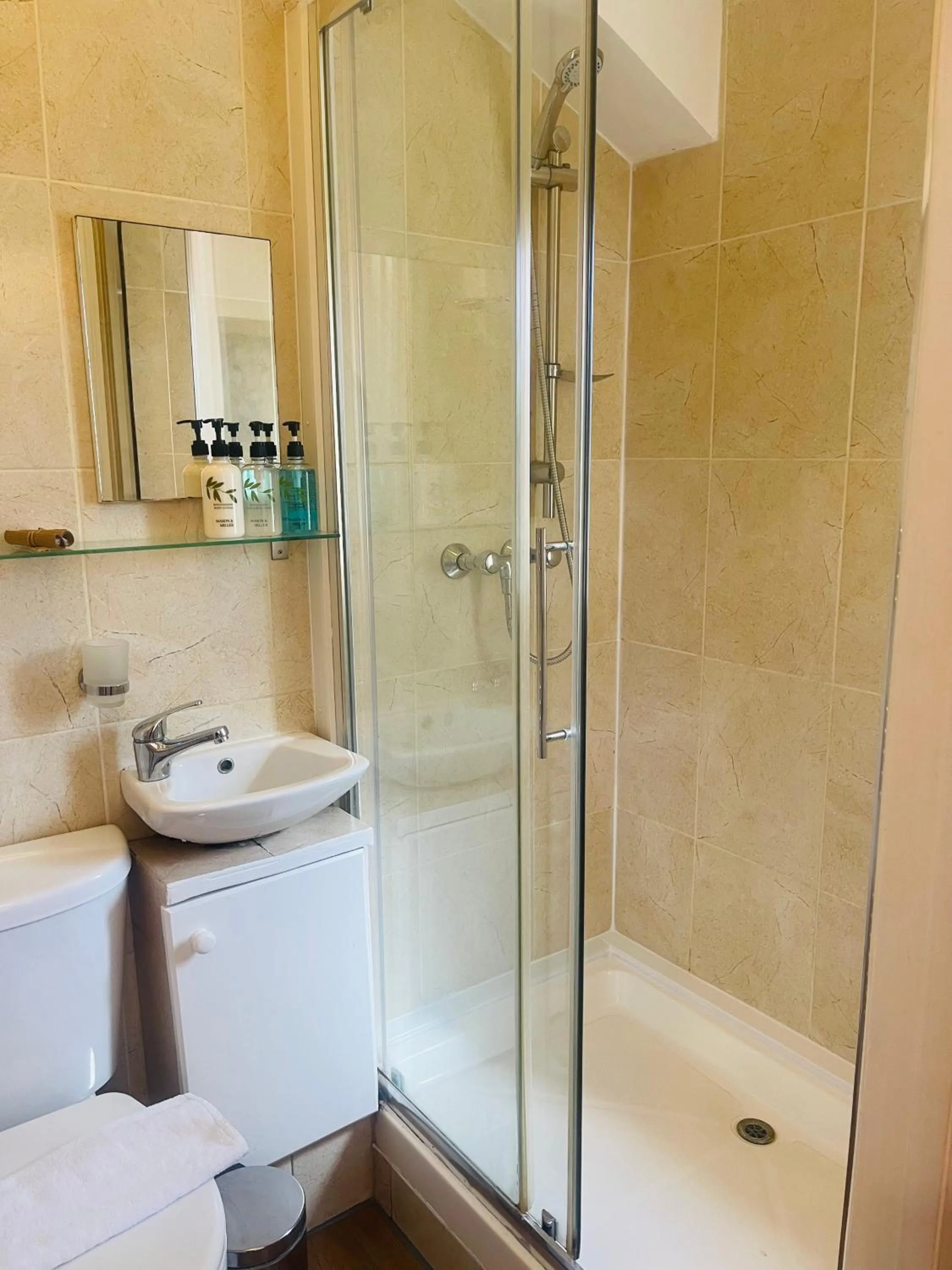 Shower in United Lodge Hotel