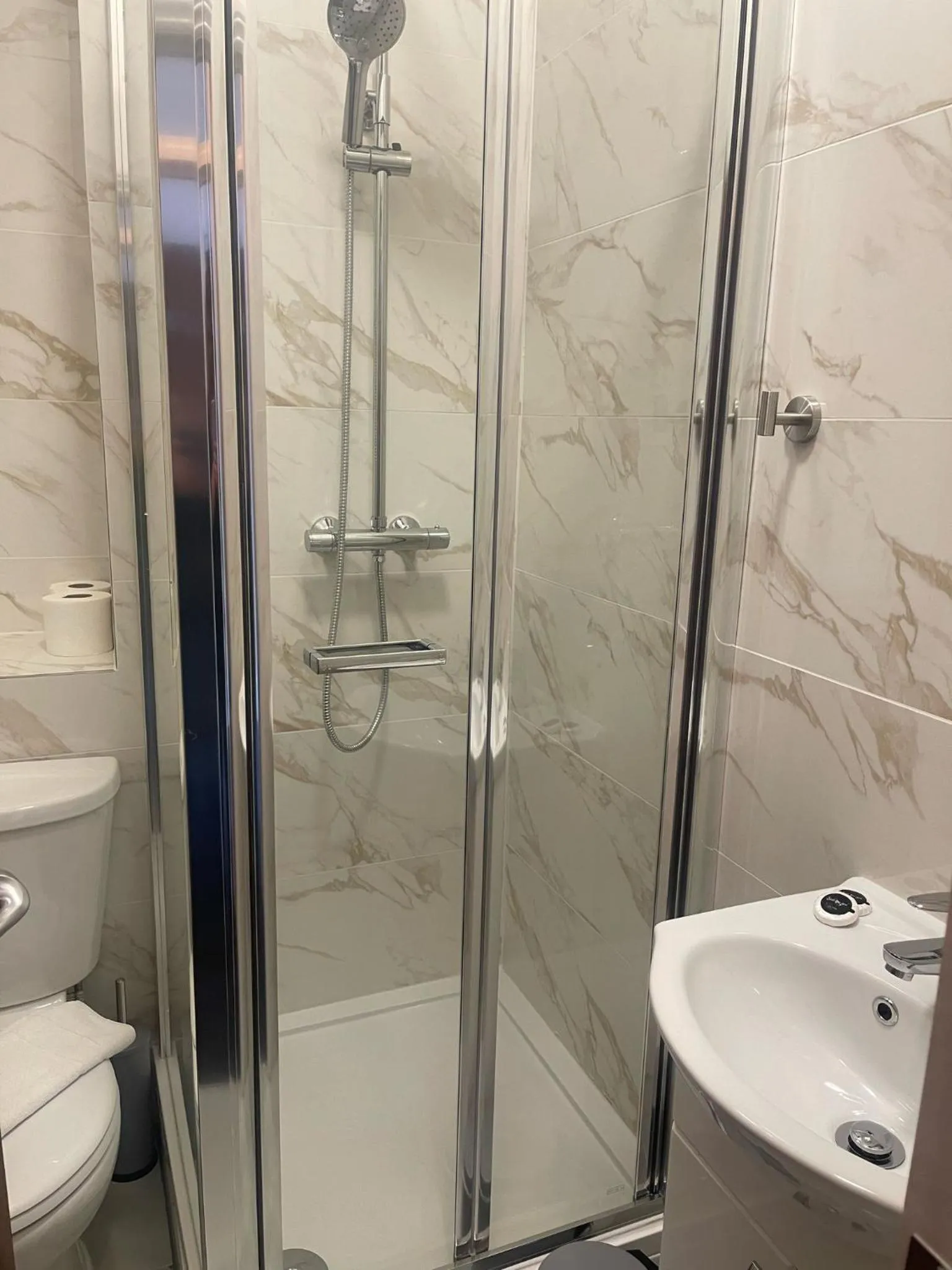 Shower in United Lodge Hotel