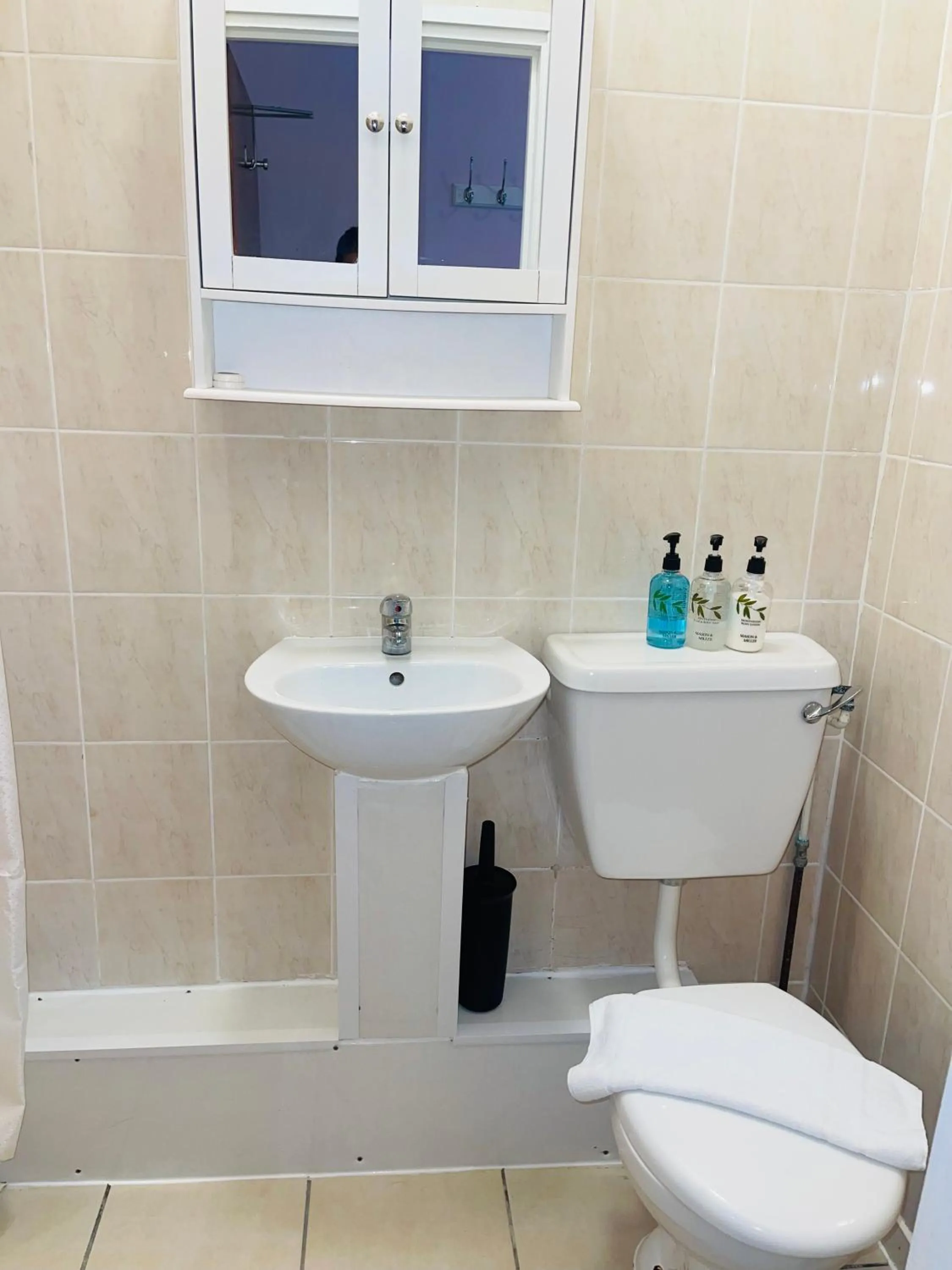 Shower in United Lodge Hotel