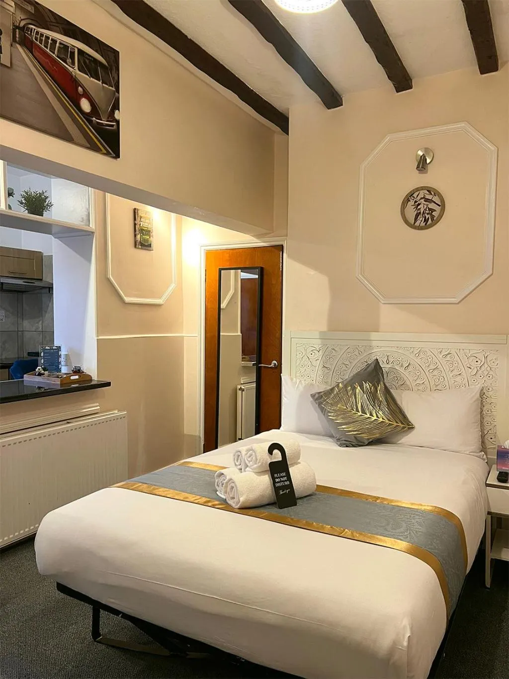 Kitchen or kitchenette, Bed in United Lodge Hotel