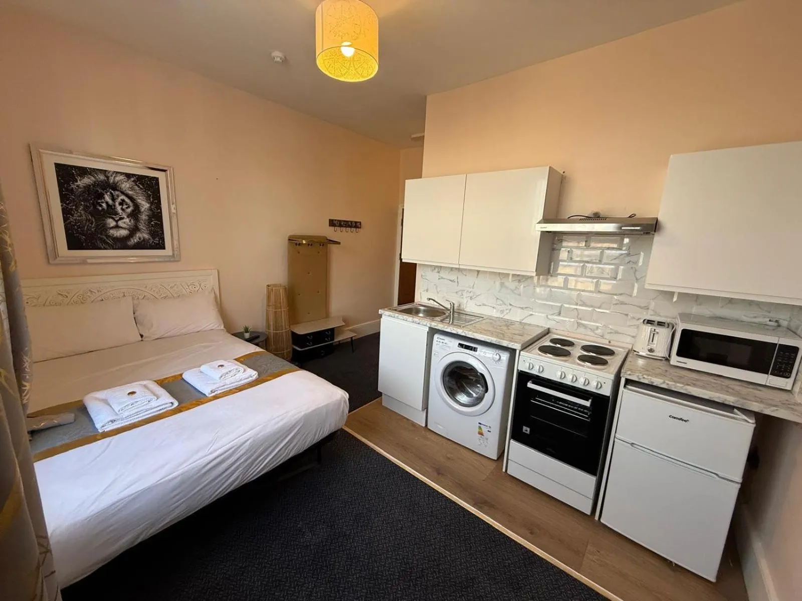 Kitchen or kitchenette, Bed in United Lodge Hotel