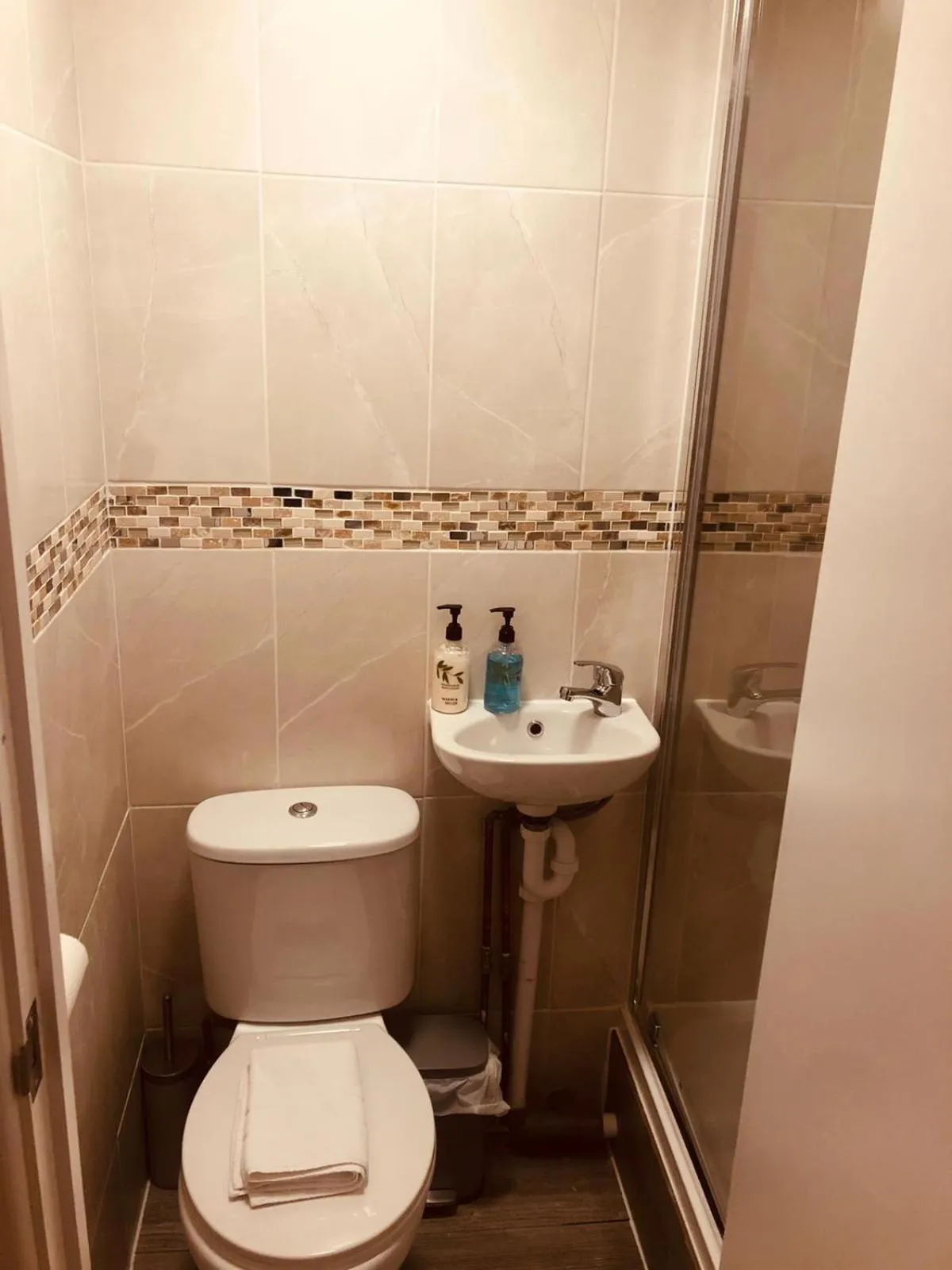 Shower in United Lodge Hotel