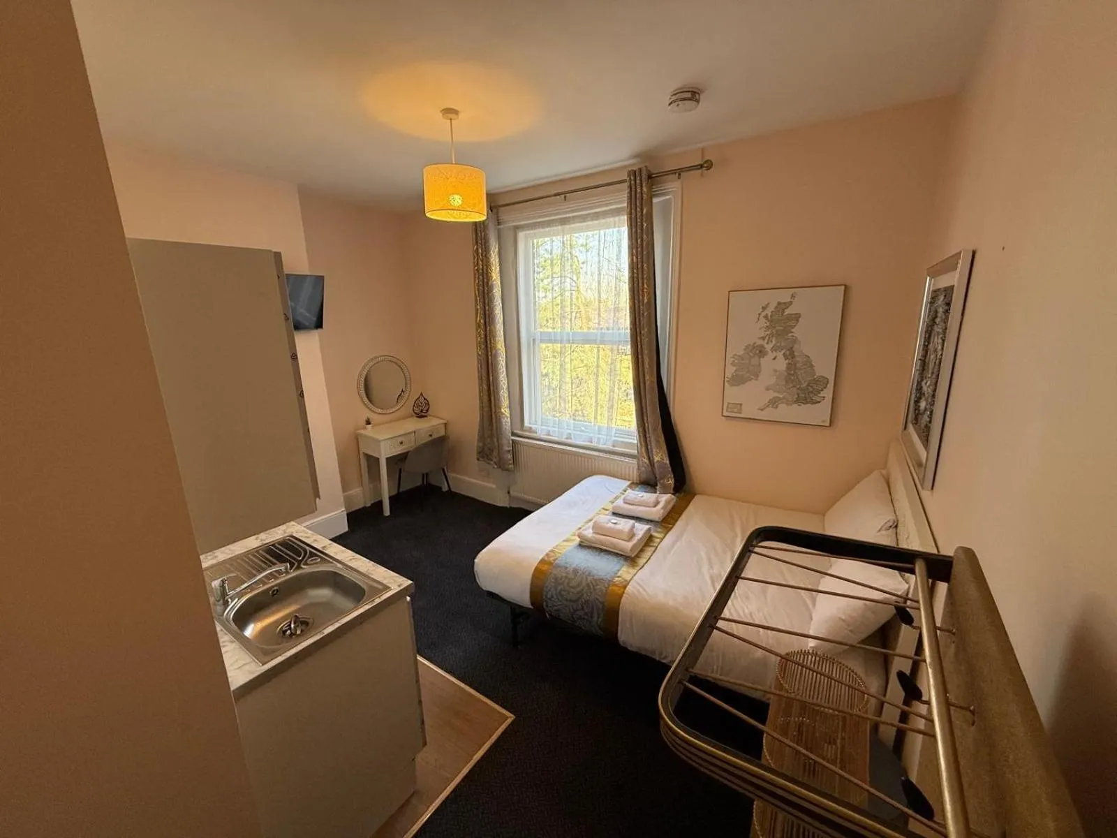 Kitchen or kitchenette, Bed in United Lodge Hotel