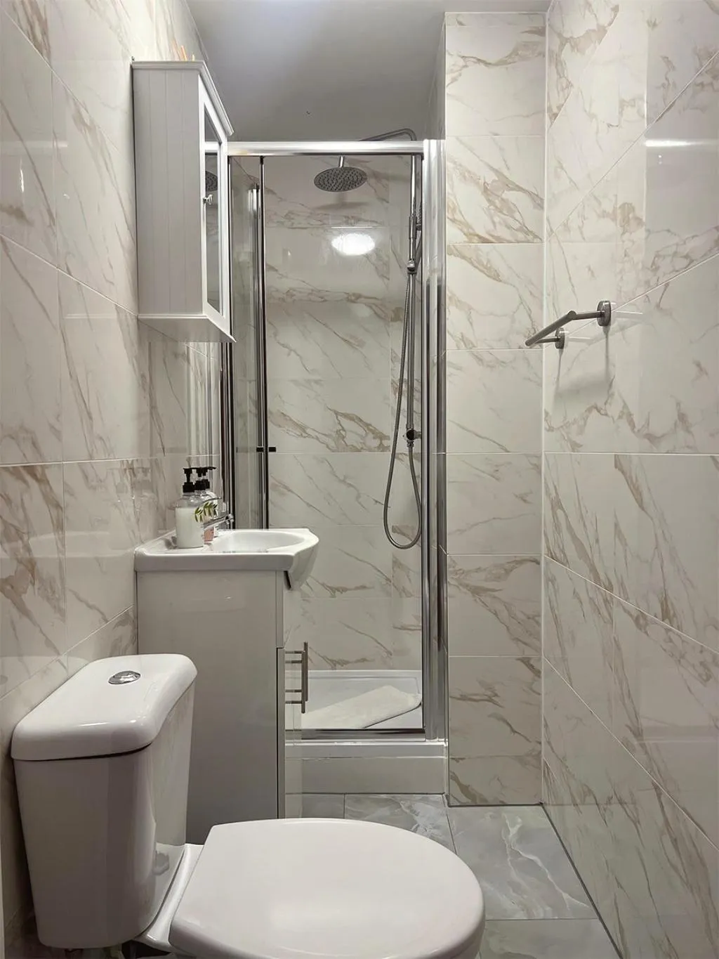 Shower in United Lodge Hotel