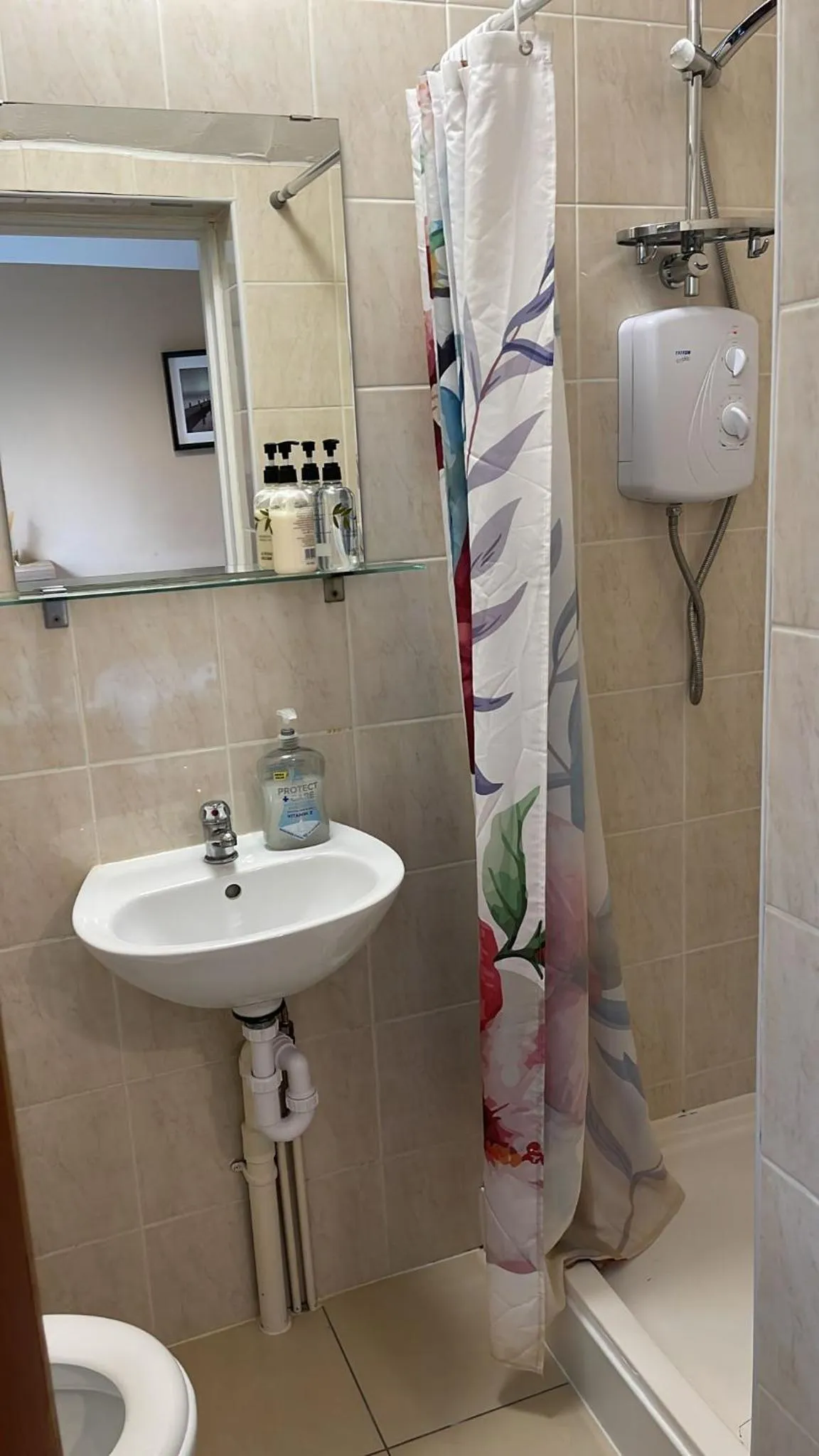 Shower in United Lodge Hotel