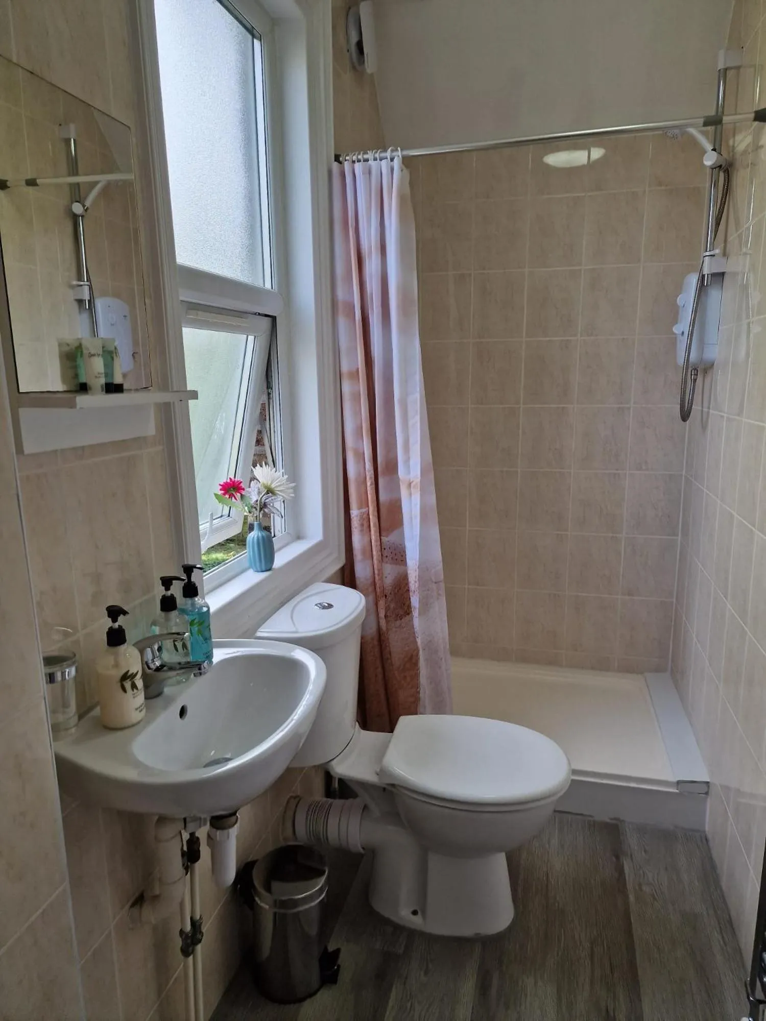 Shower in United Lodge Hotel