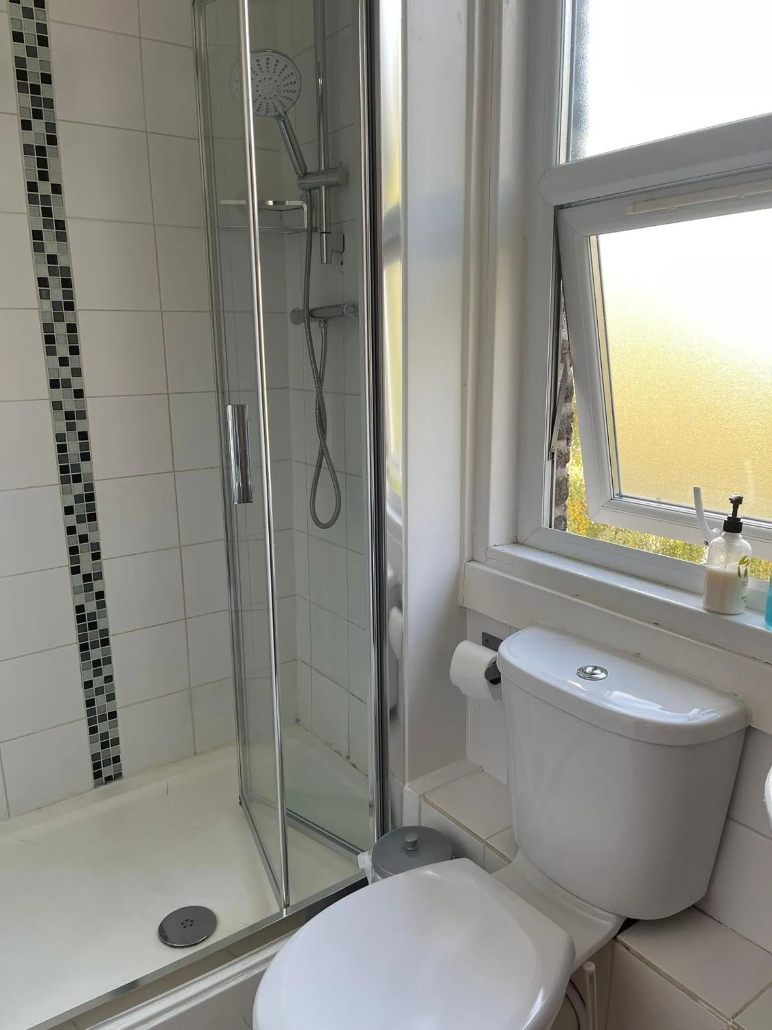 Shower in United Lodge Hotel