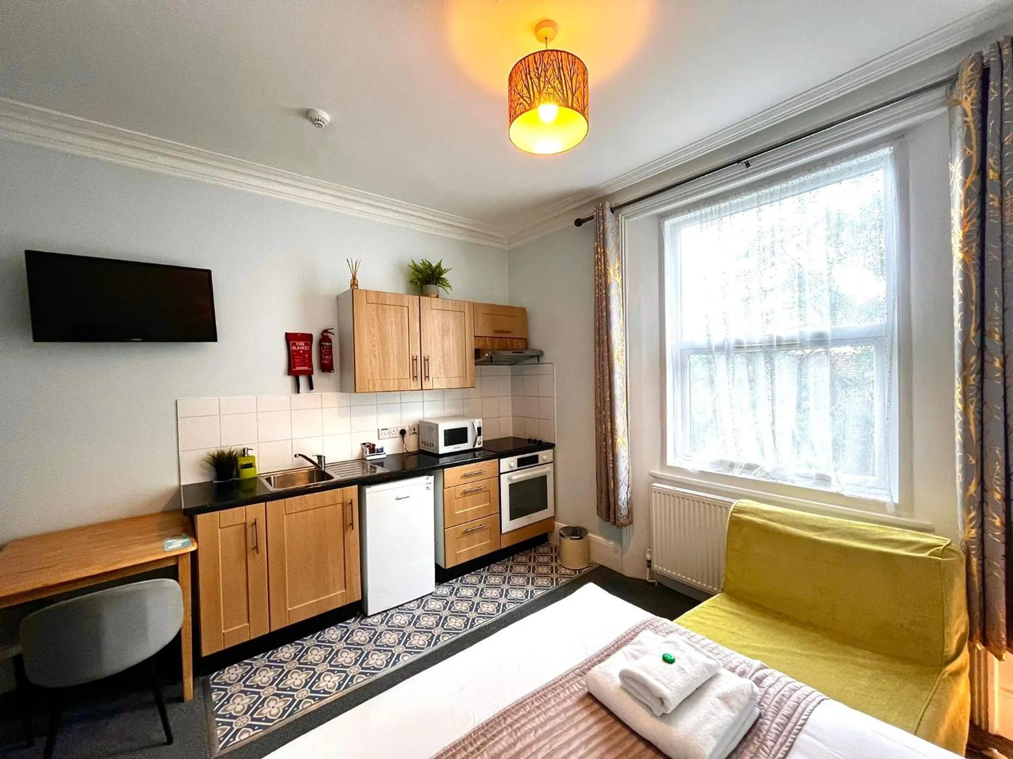 Kitchen or kitchenette, Bed in United Lodge Hotel