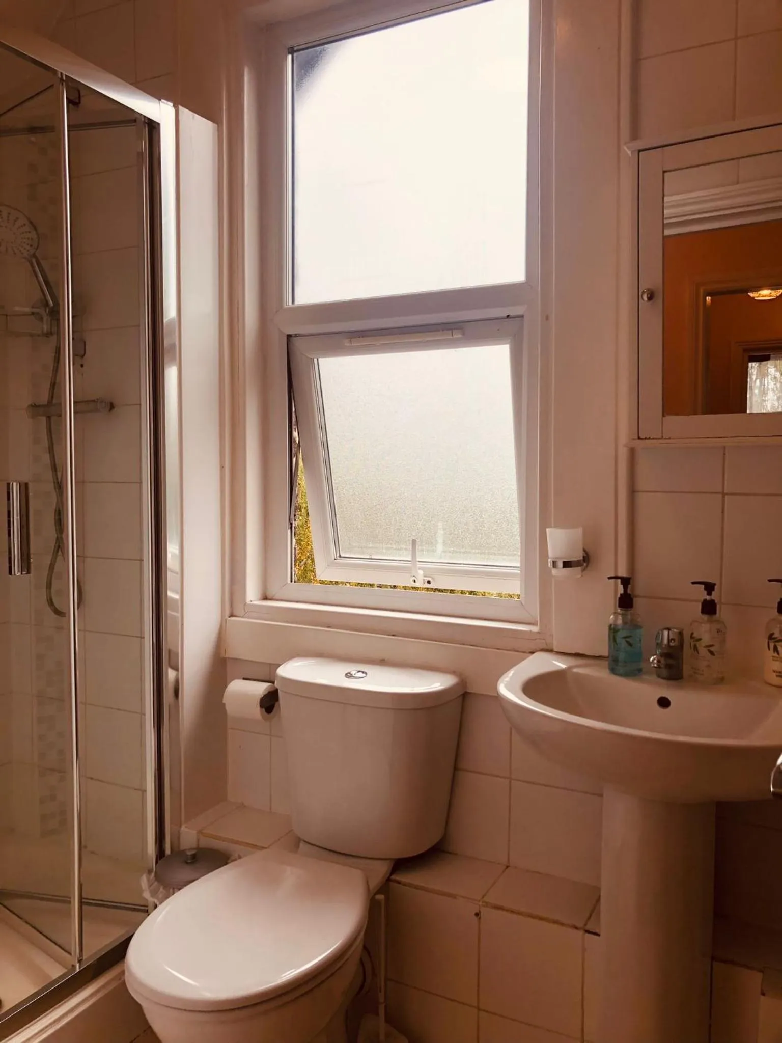 Shower in United Lodge Hotel