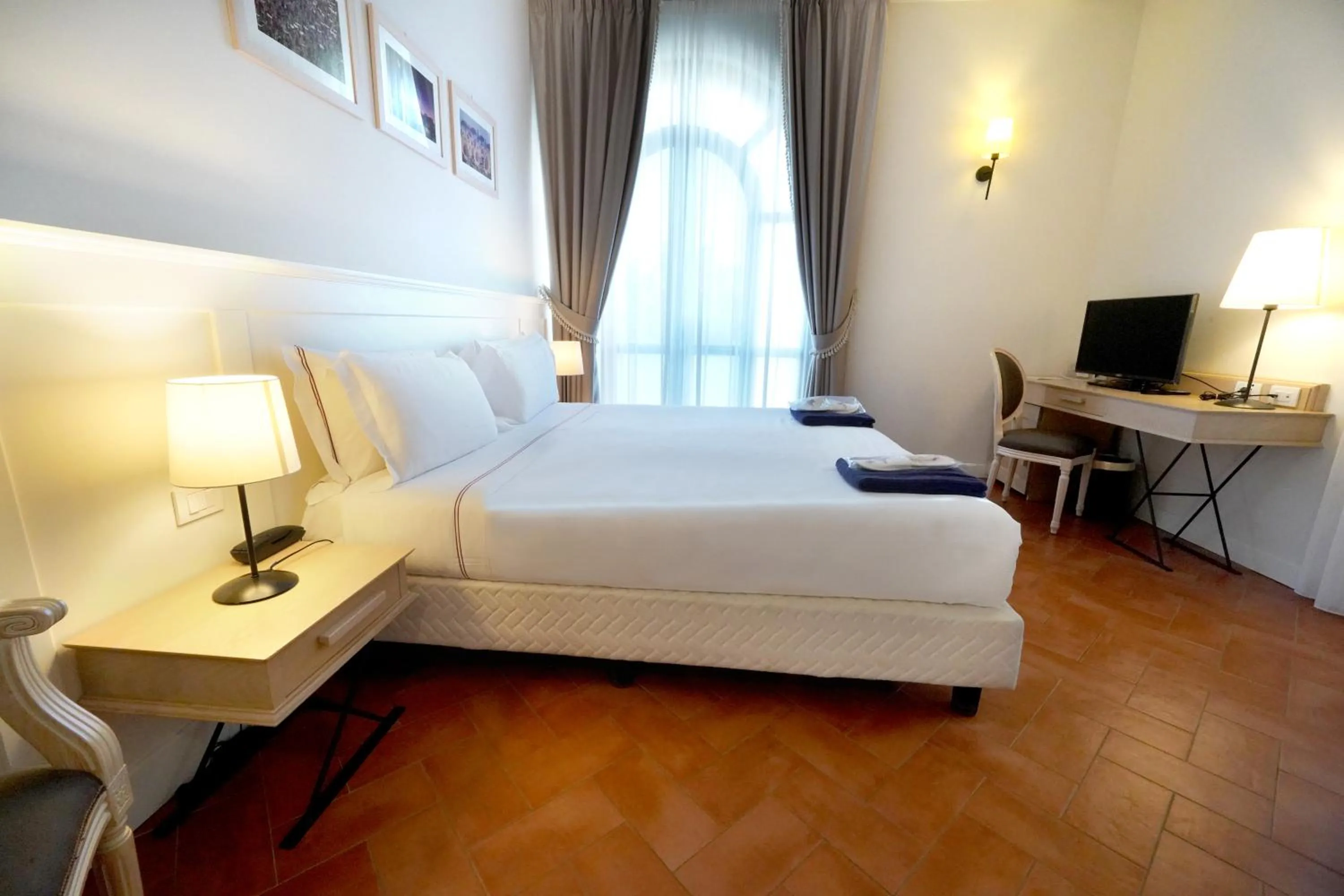 Photo of the whole room, Bed in Saturnia Tuscany Hotel