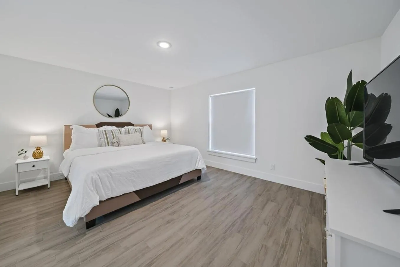 Bed in Brand New House! 10 Minutes to the Beach!