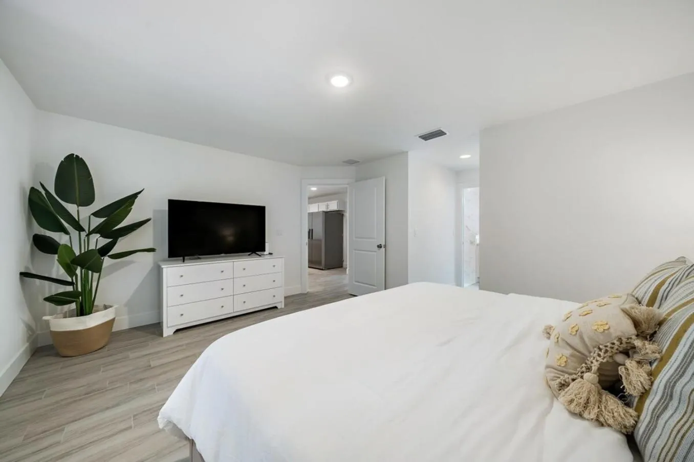 Bed in Brand New House! 10 Minutes to the Beach!