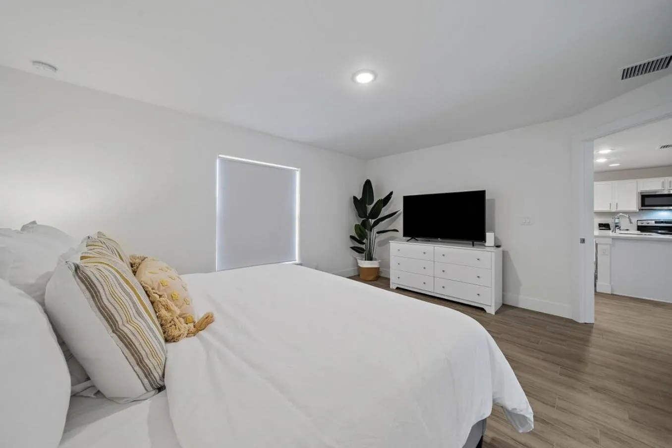 Bed in Brand New House! 10 Minutes to the Beach!