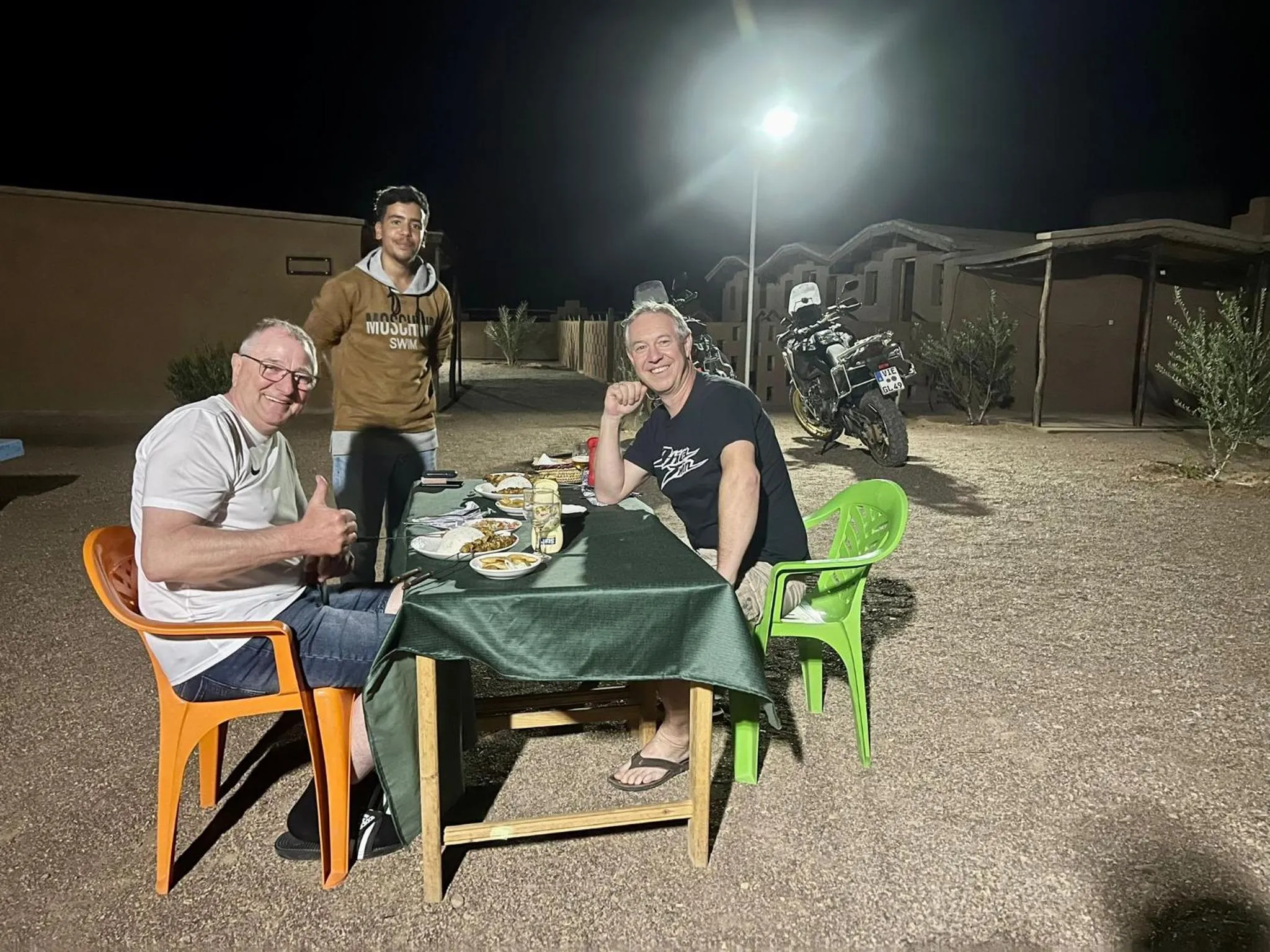 Night in Café restaurante shelter calm life