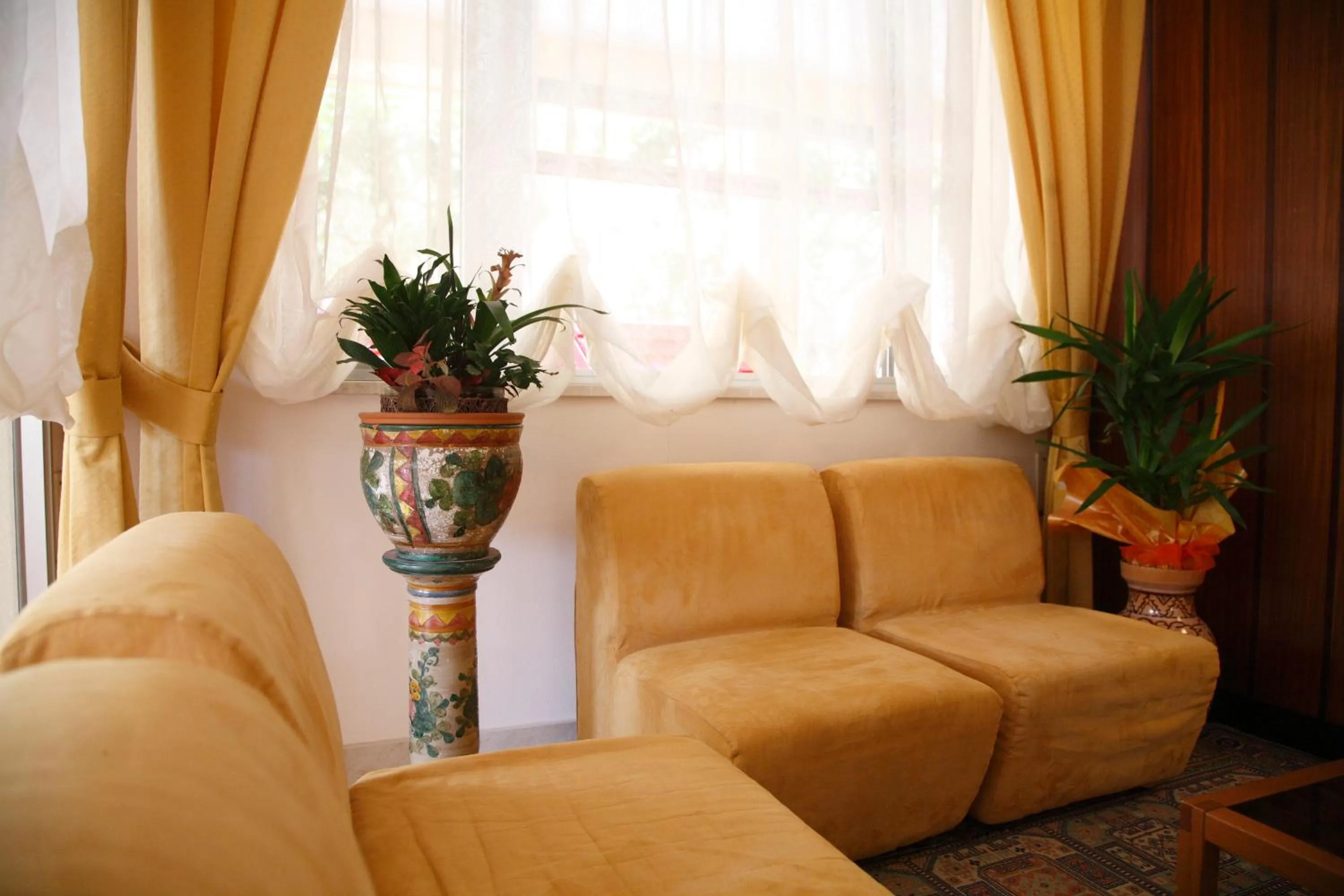 Communal lounge/ TV room in Hotel Devon Rooms & Breakfast