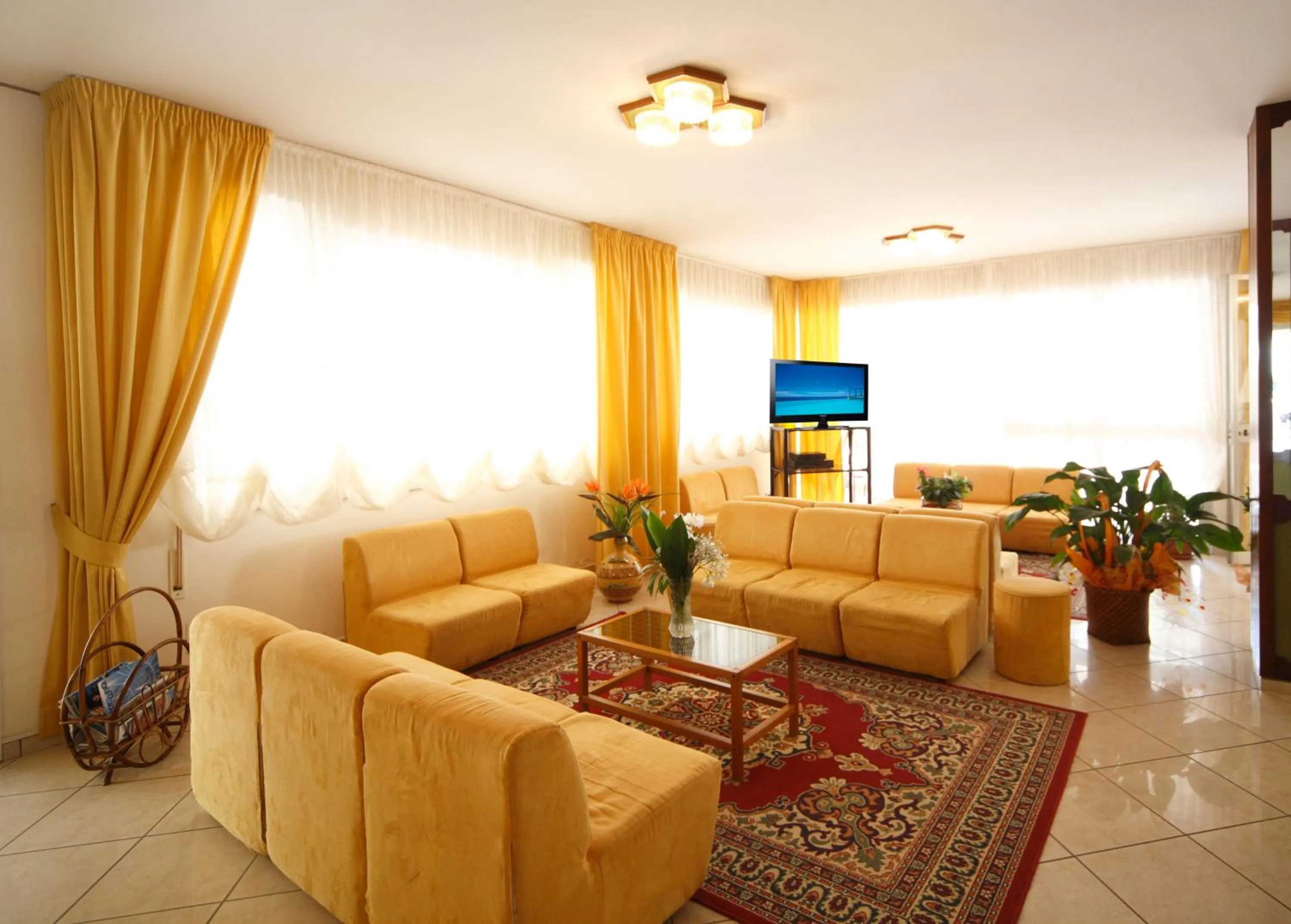 Communal lounge/ TV room in Hotel Devon Rooms & Breakfast