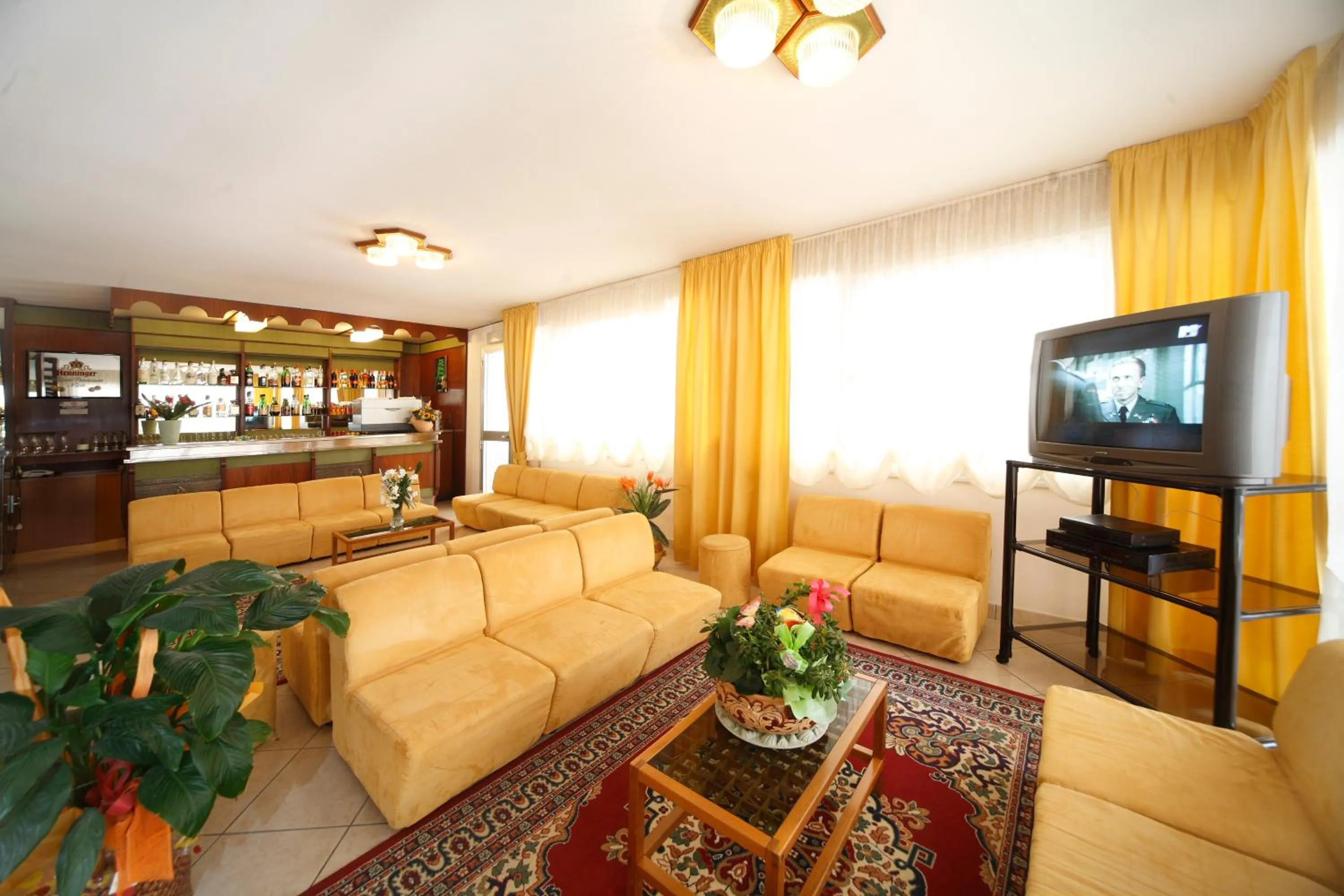 Communal lounge/ TV room in Hotel Devon Rooms & Breakfast
