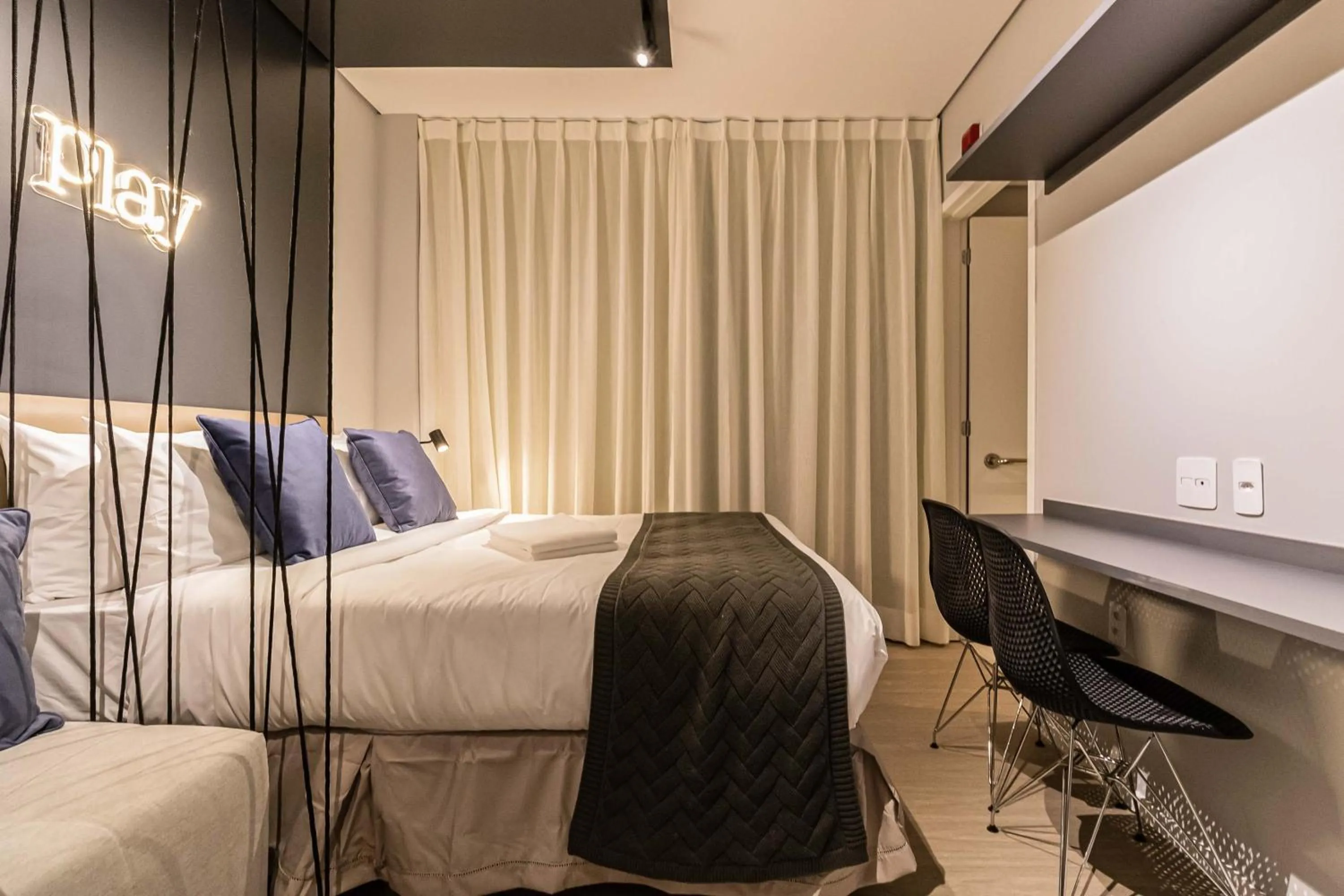 Dining area, Bed in Charlie Houx Pinheiros