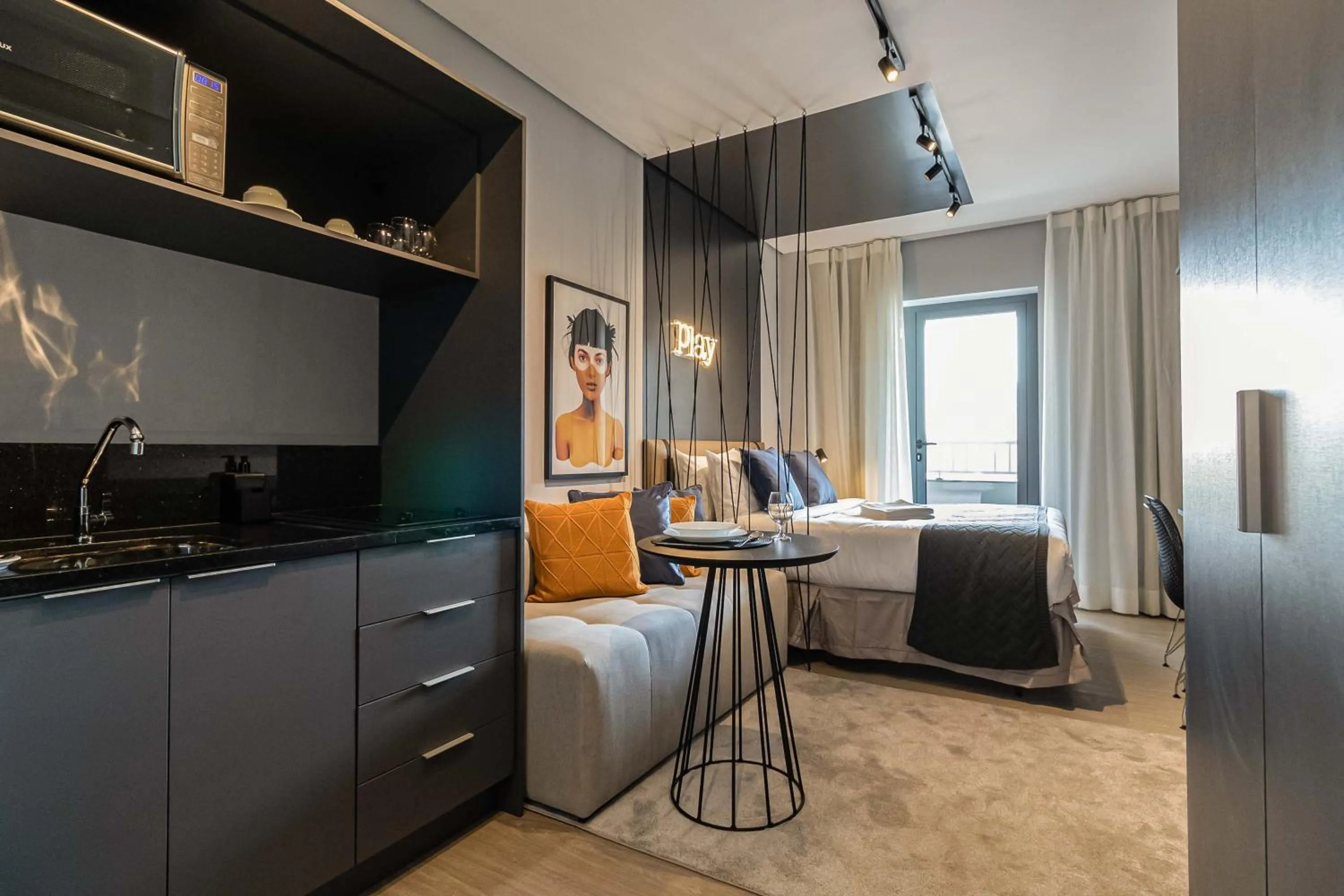 Photo of the whole room in Charlie Houx Pinheiros