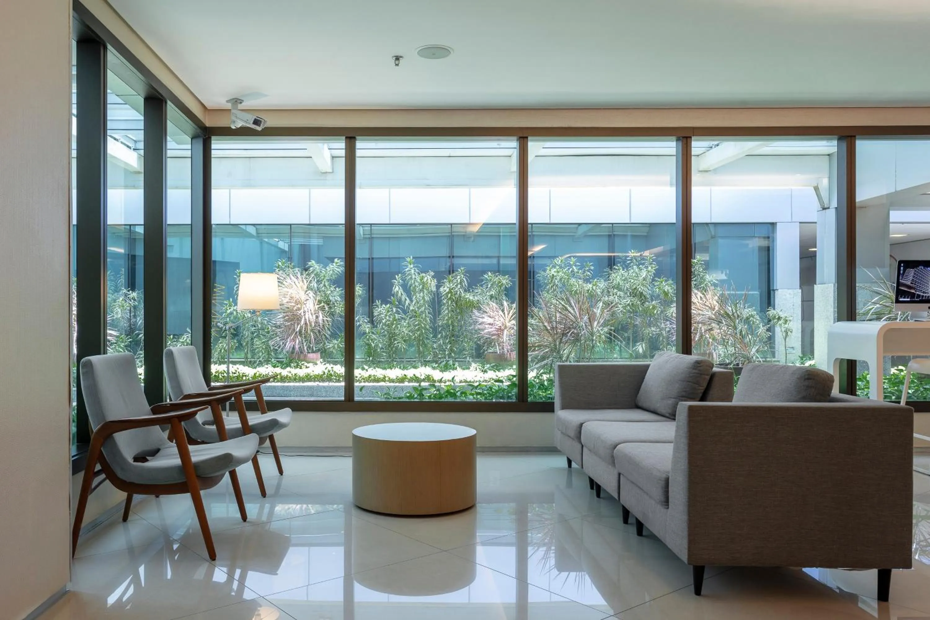 Seating area in Wyndham Salvador Hangar Aeroporto