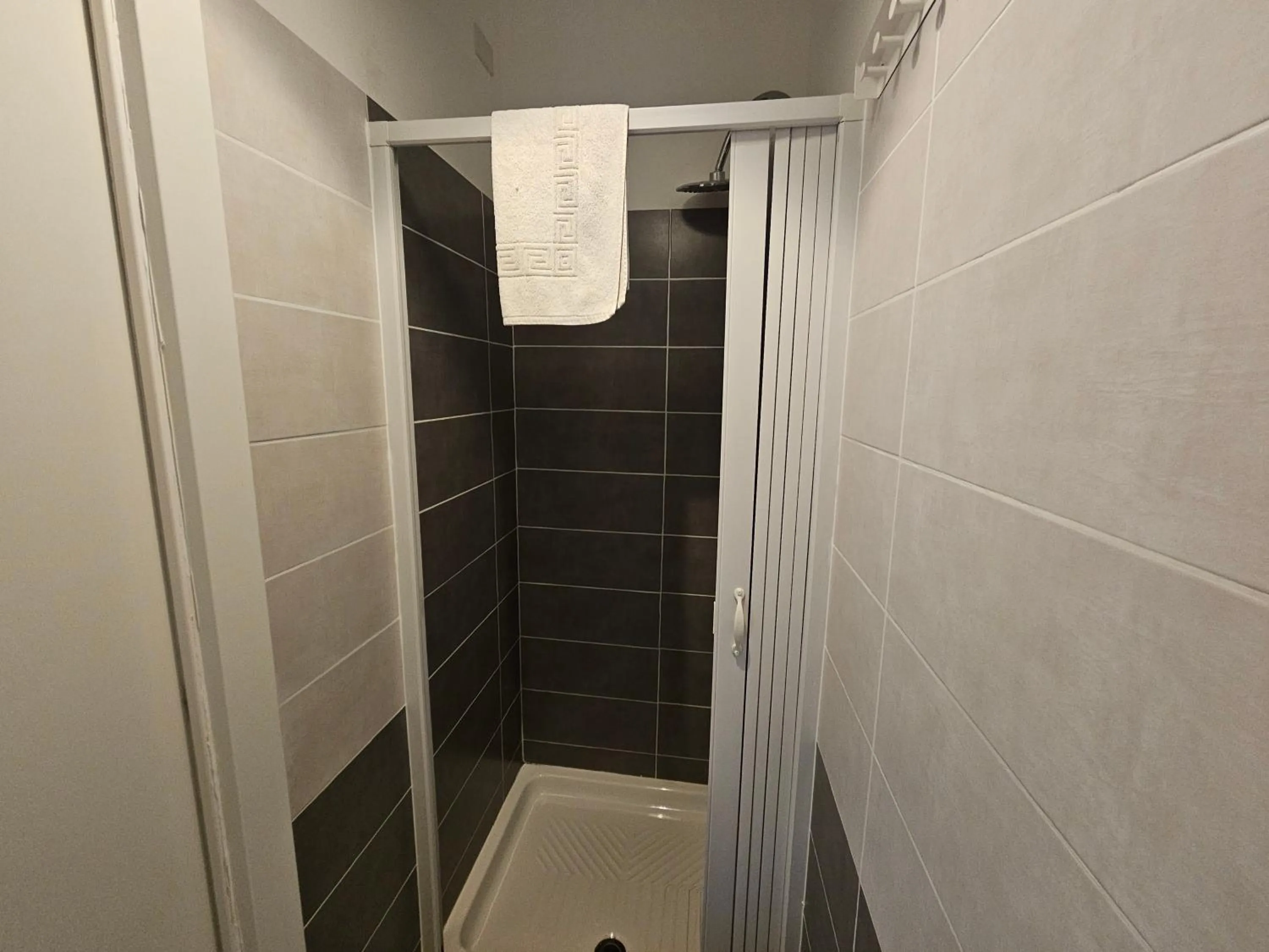 Shower in B&B Via Nazionale