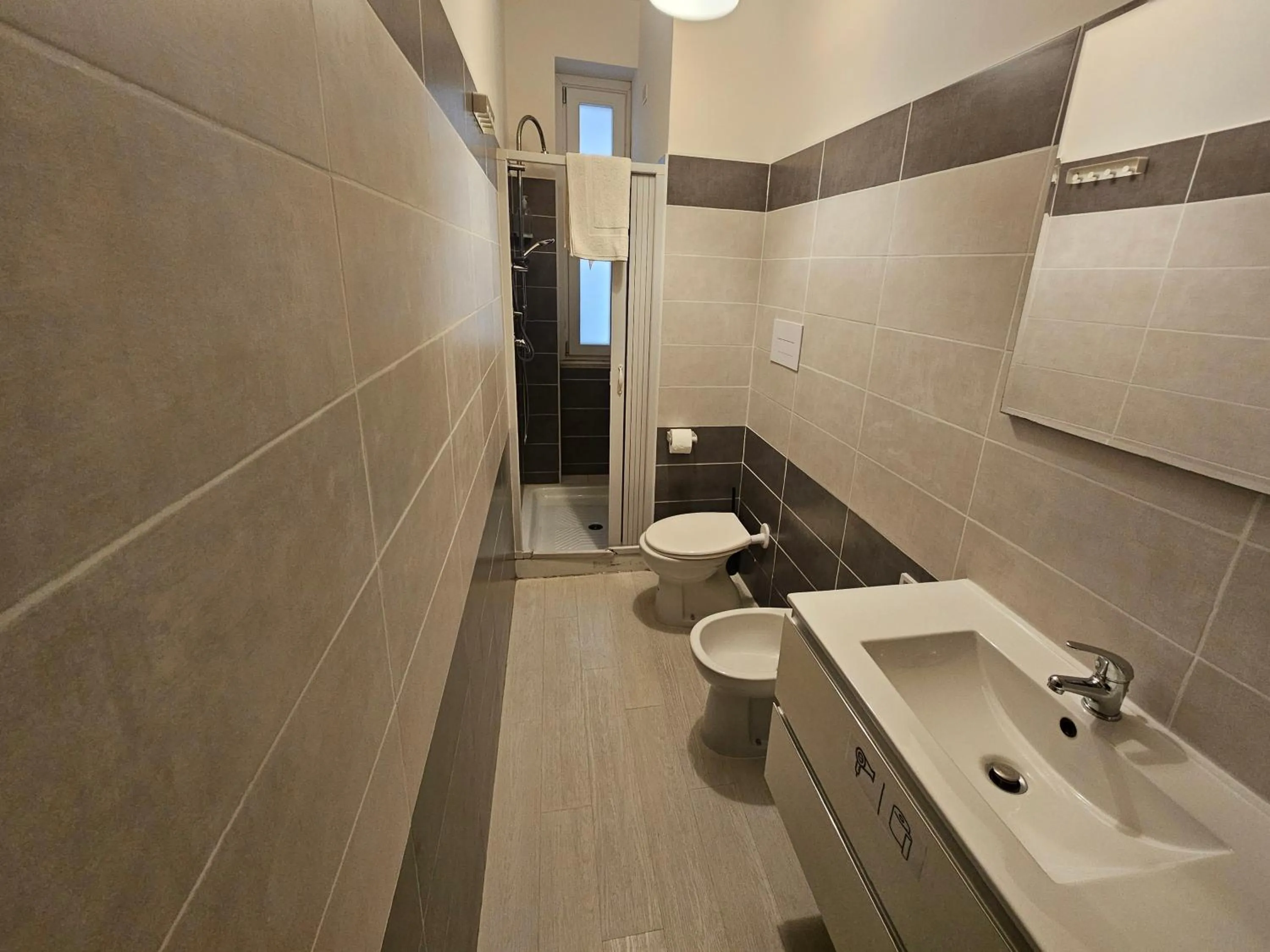 Shower in B&B Via Nazionale